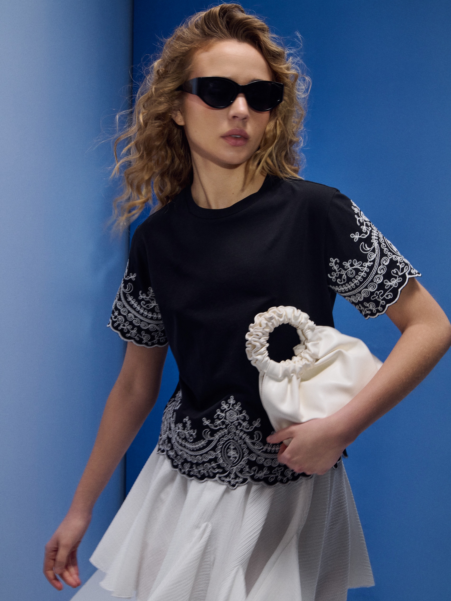 Sinsay - Bawełniana koszulka z haftowanym wzorem - czarny