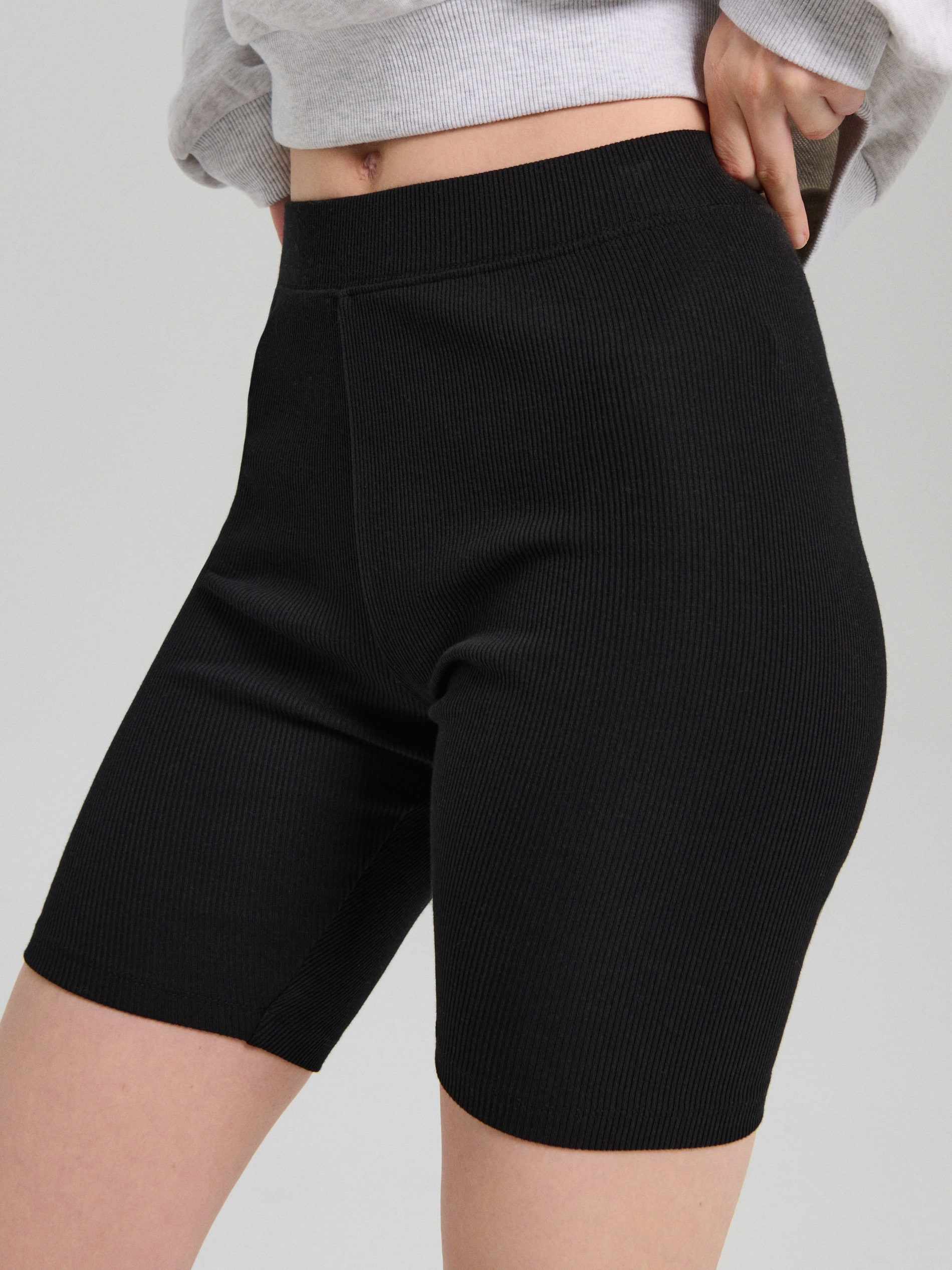 Sinsay - Prążkowane szorty kolarki z bawełną - czarny