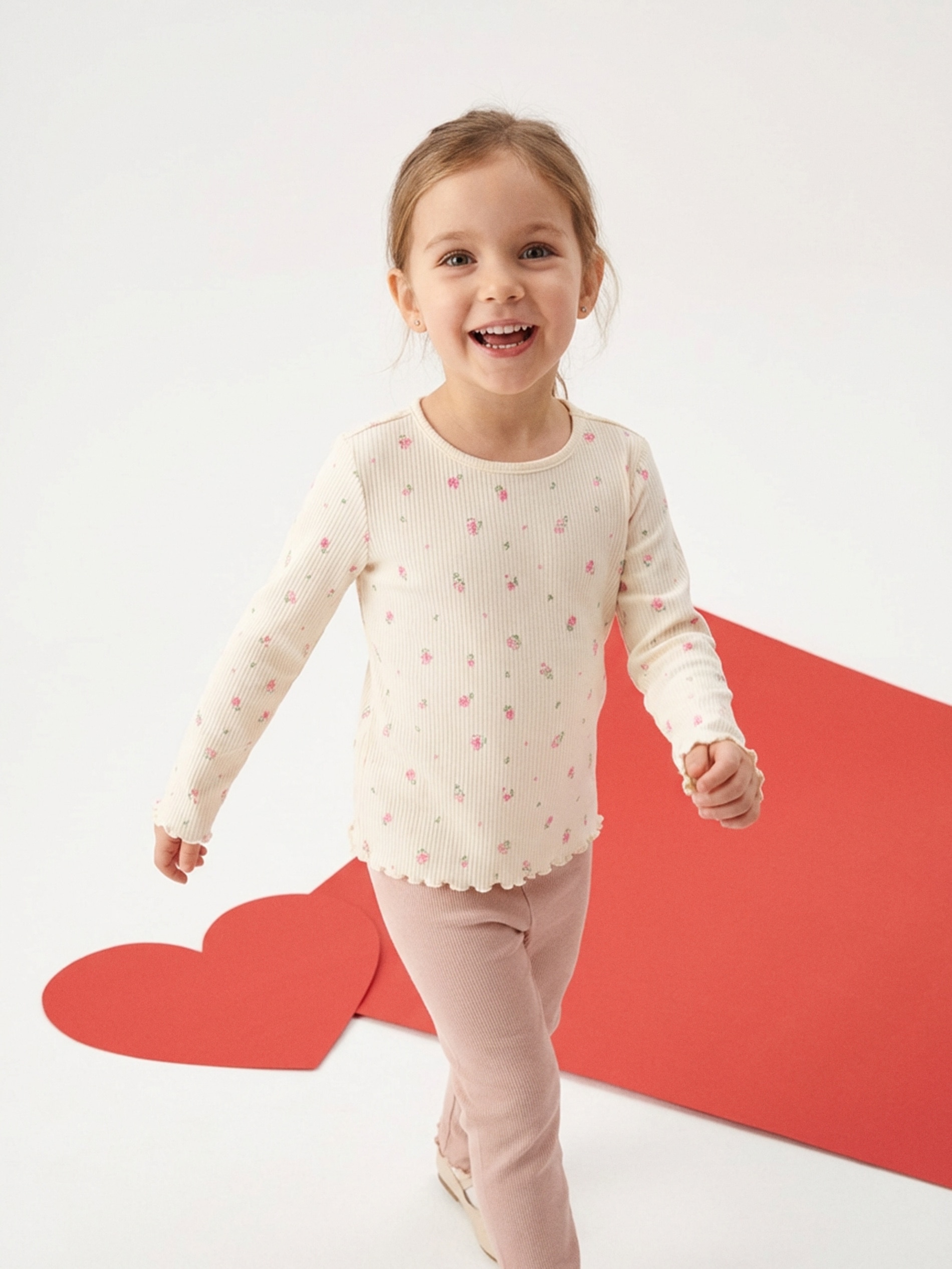 Sinsay - Prążkowana koszulka ze wzorem - kremowy