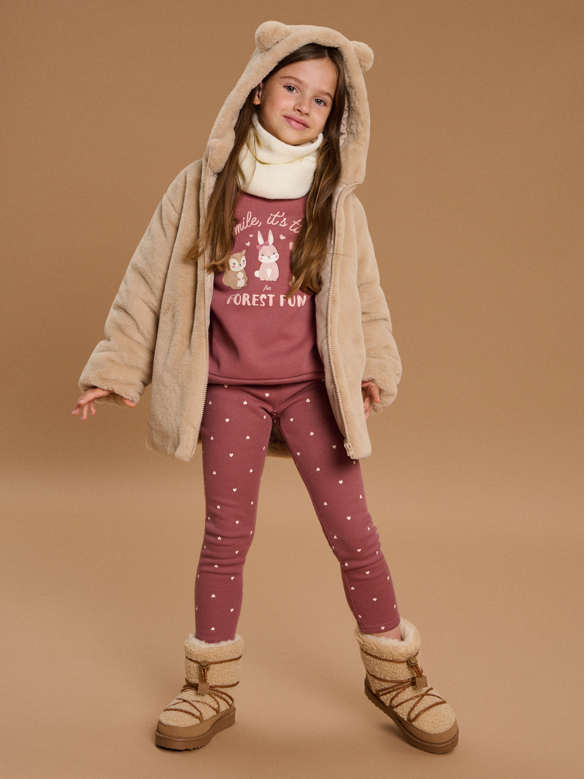 Sinsay - Płaszcz z miękkiego sztucznego futerka z kapturem - kremowy