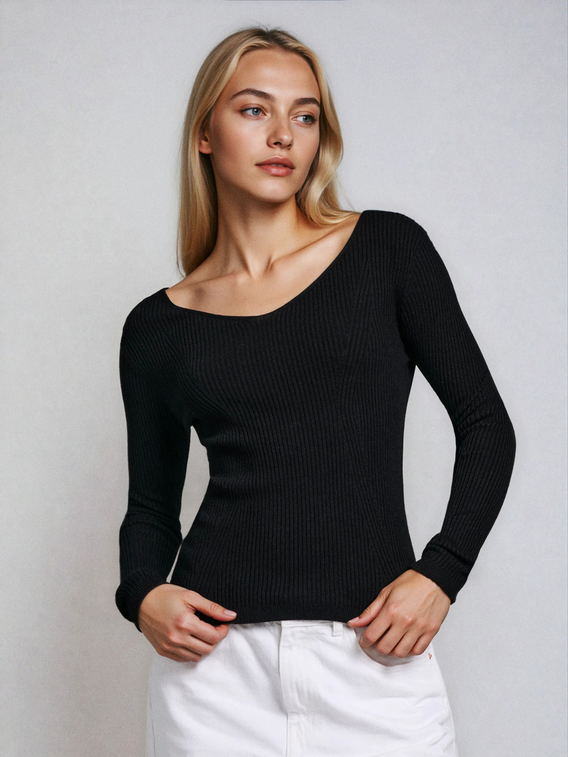 Sinsay - Prążkowany sweter z dekoltem V - czarny