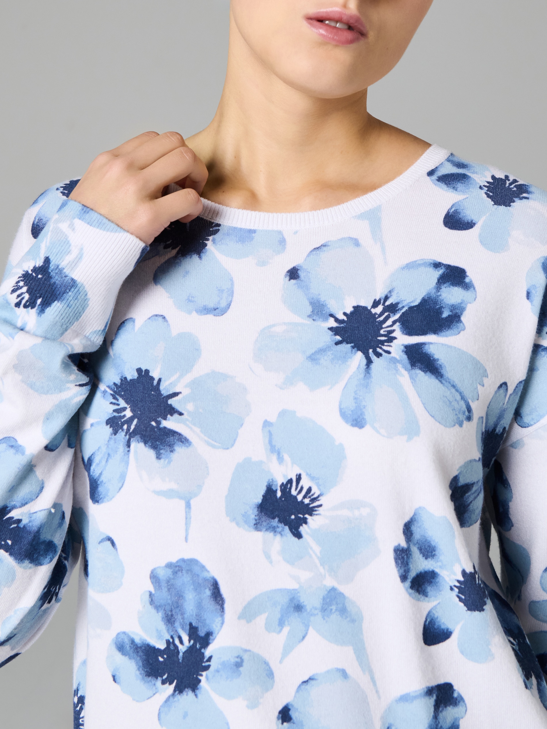 Sinsay - Sweter z wiskozą w kwiatowy wzór - niebieski