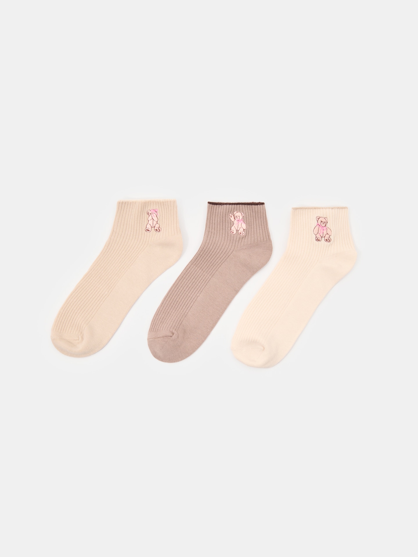 Sinsay - Prążkowane skarpetki z haftowanymi misiami 3 pack - kremowy