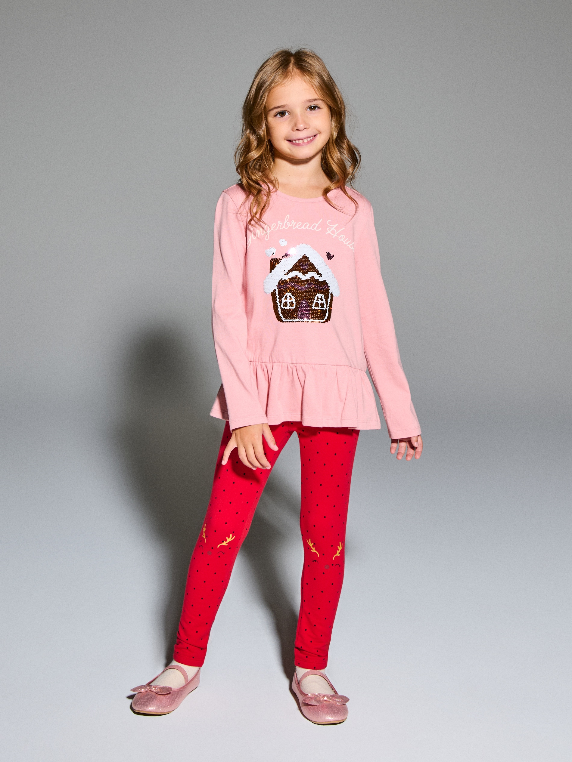 Sinsay - Bluzka z cekinowym domkiem piernikowym i baskinką - różowy