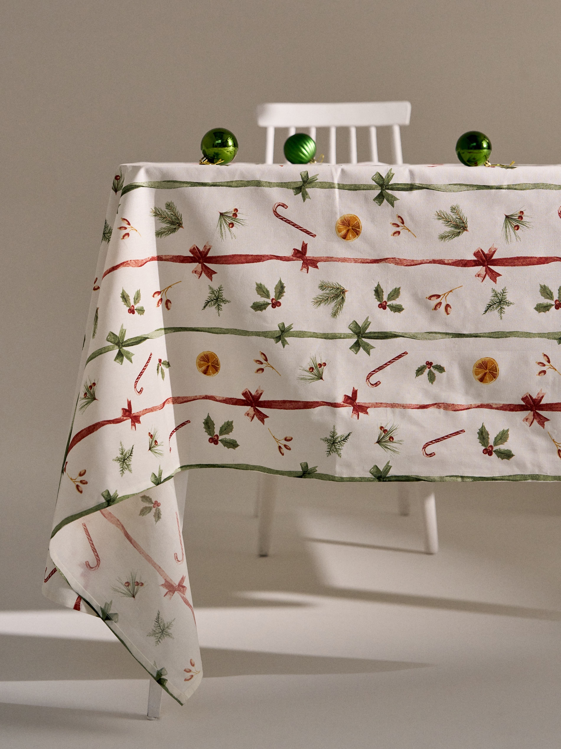 Sinsay - Τραπεζομάντιλο με χριστουγεννιάτικο σχέδιο - κρεμ φωτογραφία