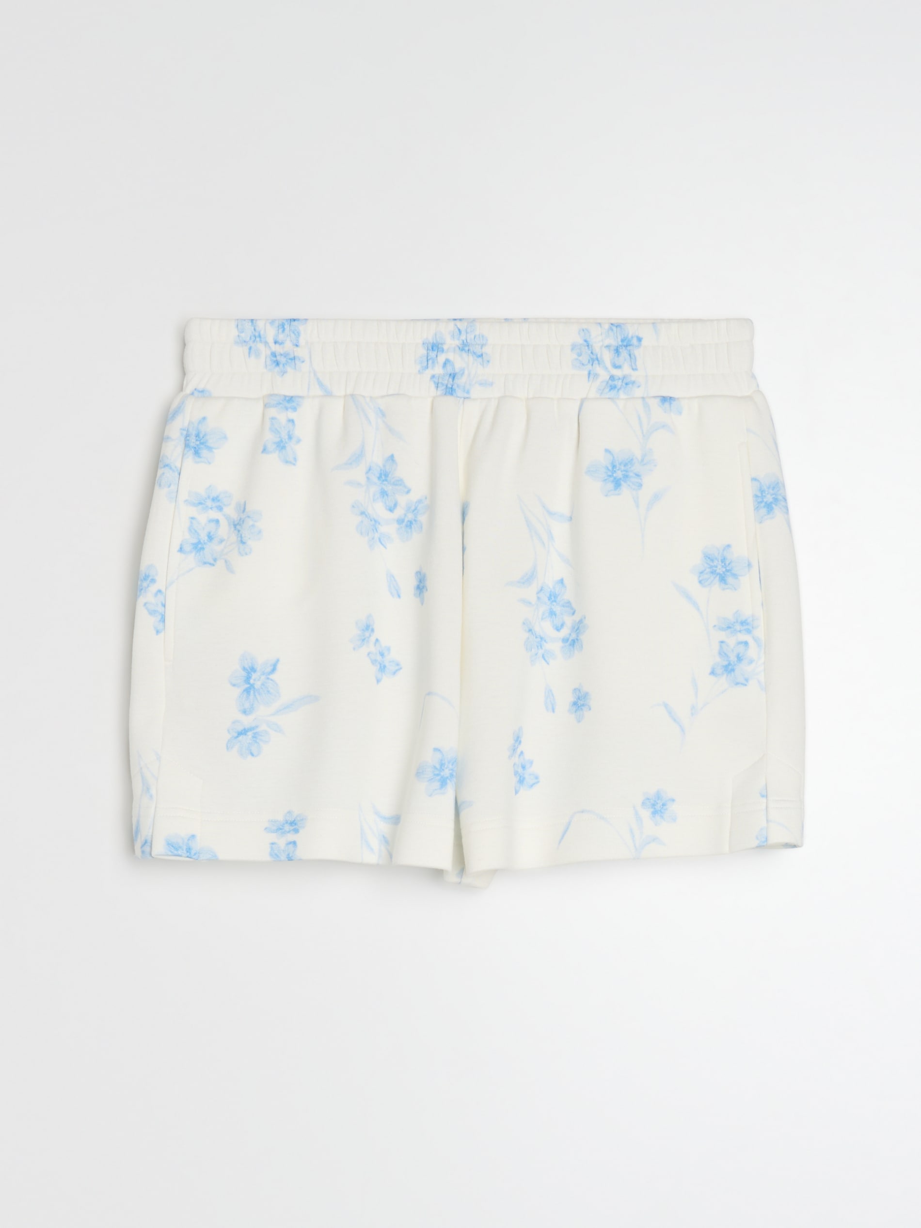 Sinsay - Szorty soft touch z domieszką wiskozy w kwiatowy wzór - wielobarwny