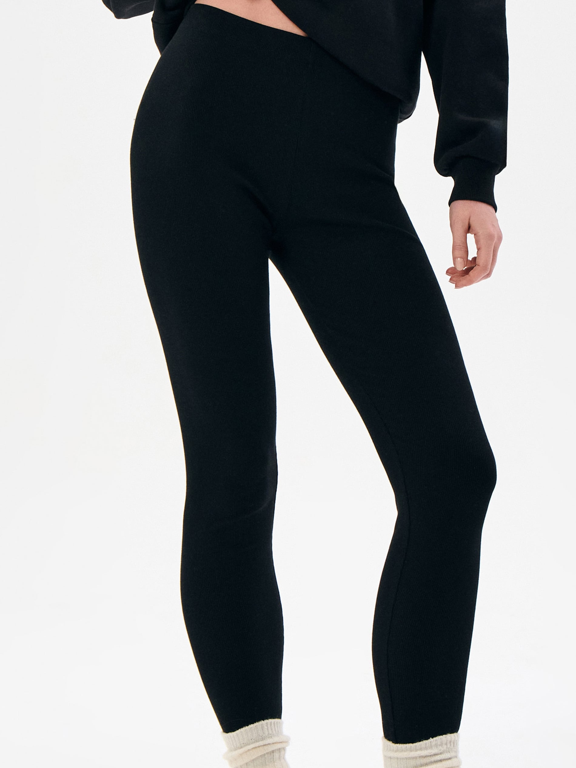 Sinsay - Prążkowane legginsy z gumką w pasie - czarny