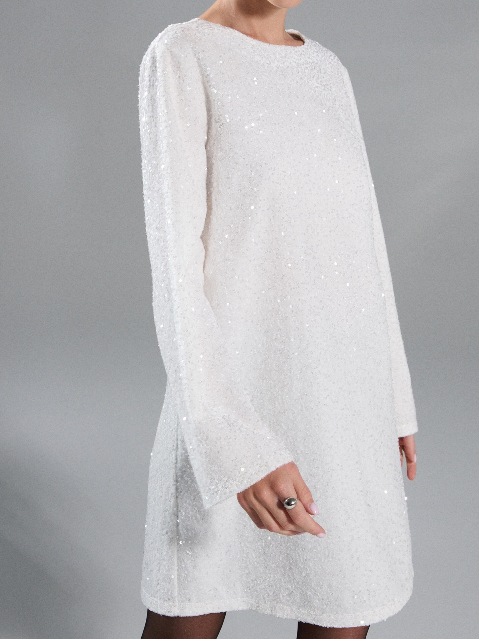 Sinsay - Μίνι φόρεμα με παγιέτες - κρεμ φωτογραφία