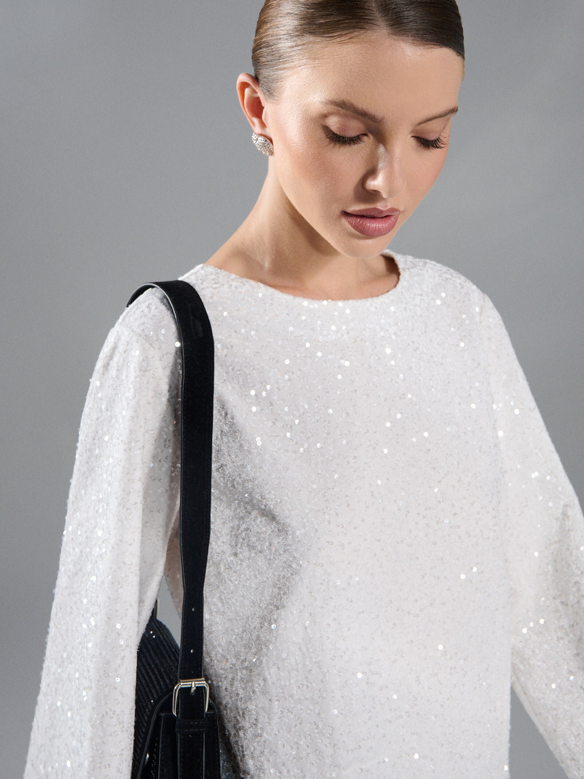 Sinsay - Μίνι φόρεμα με παγιέτες - κρεμ φωτογραφία