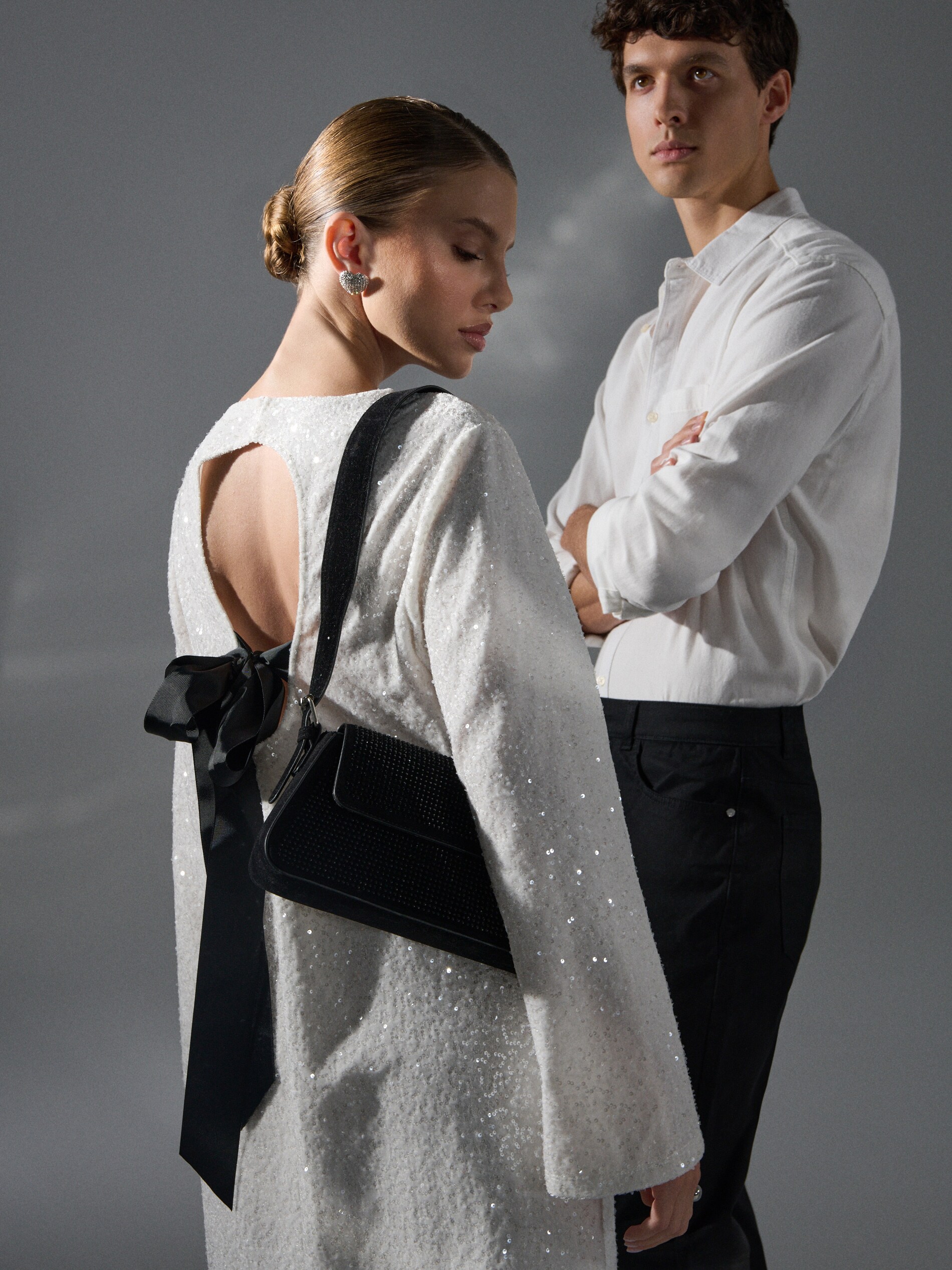 Sinsay - Μίνι φόρεμα με παγιέτες - κρεμ φωτογραφία