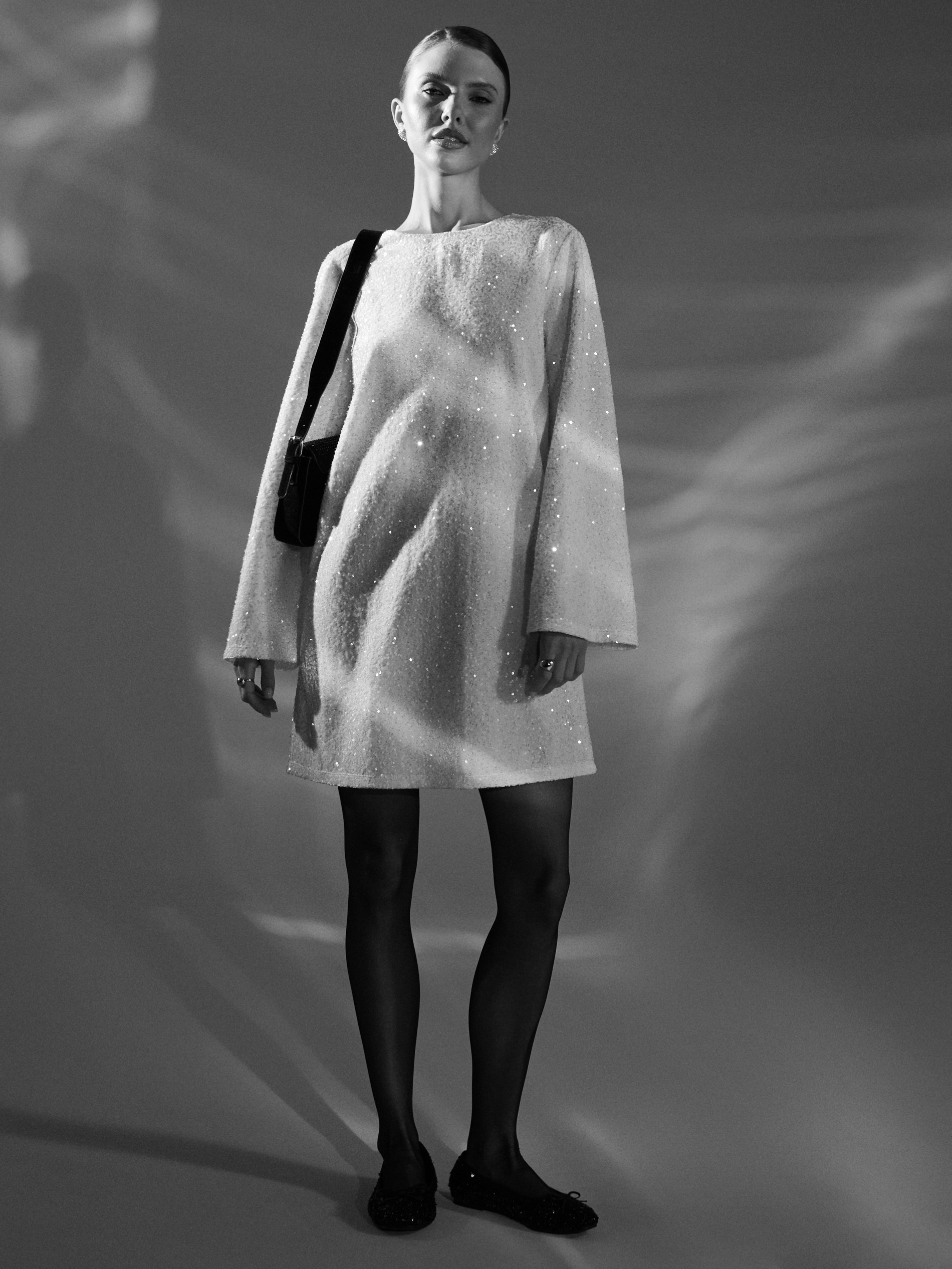 Sinsay - Μίνι φόρεμα με παγιέτες - κρεμ φωτογραφία