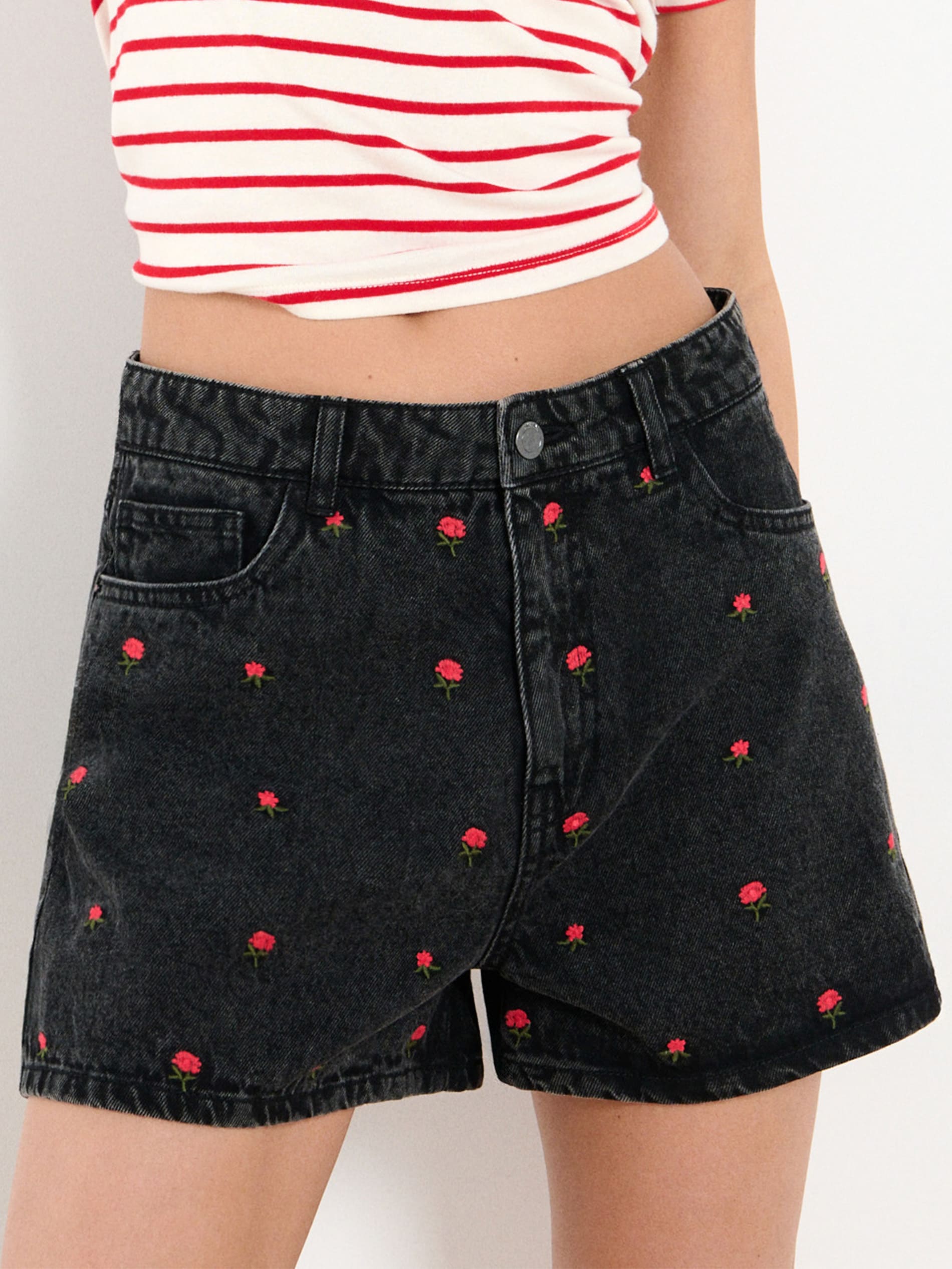 Sinsay - Szorty jeansowe high waist z haftowanymi różyczkami - czarny