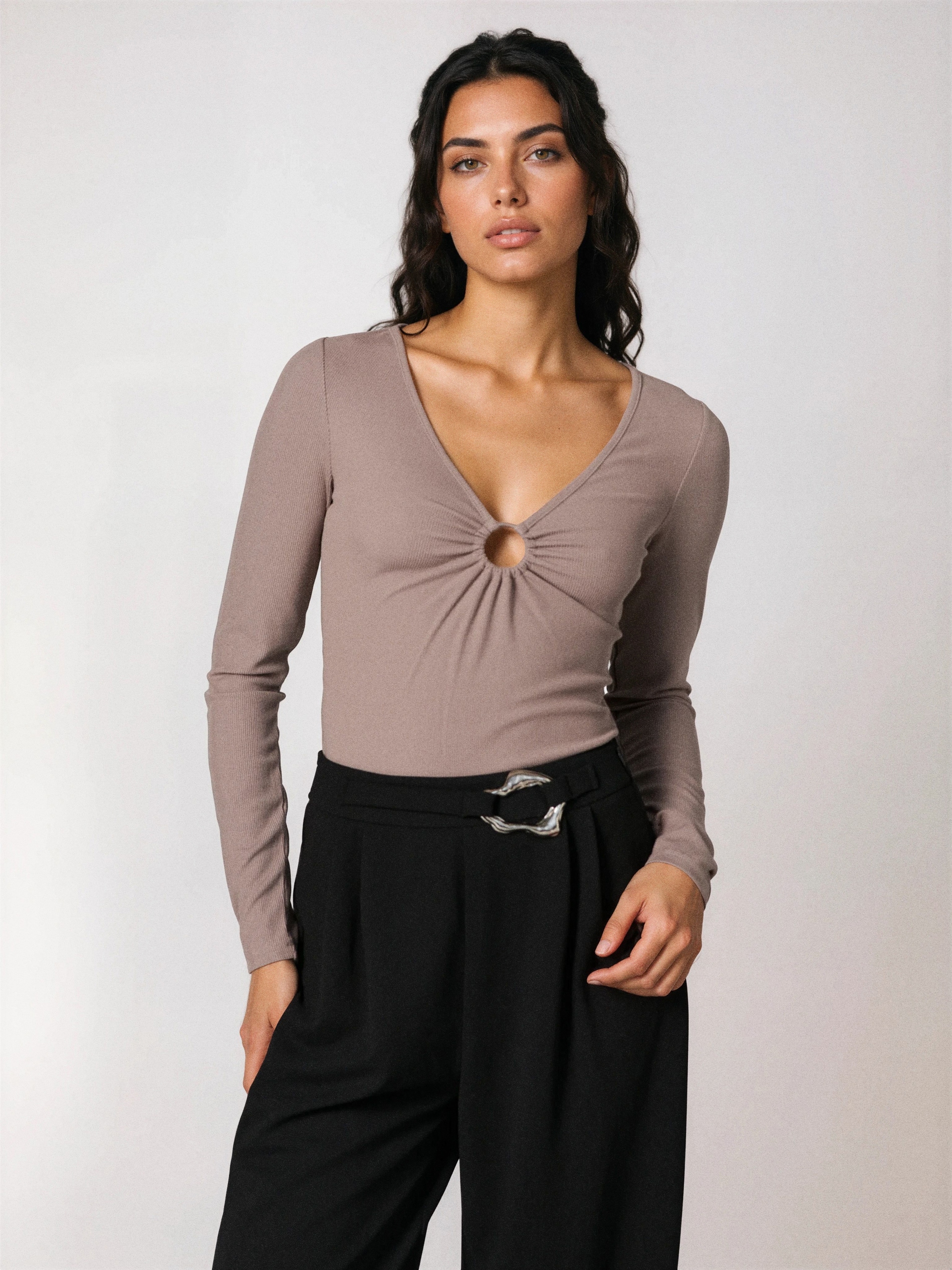 Sinsay - Body z dekoracyjnym dekoltem - beżowy