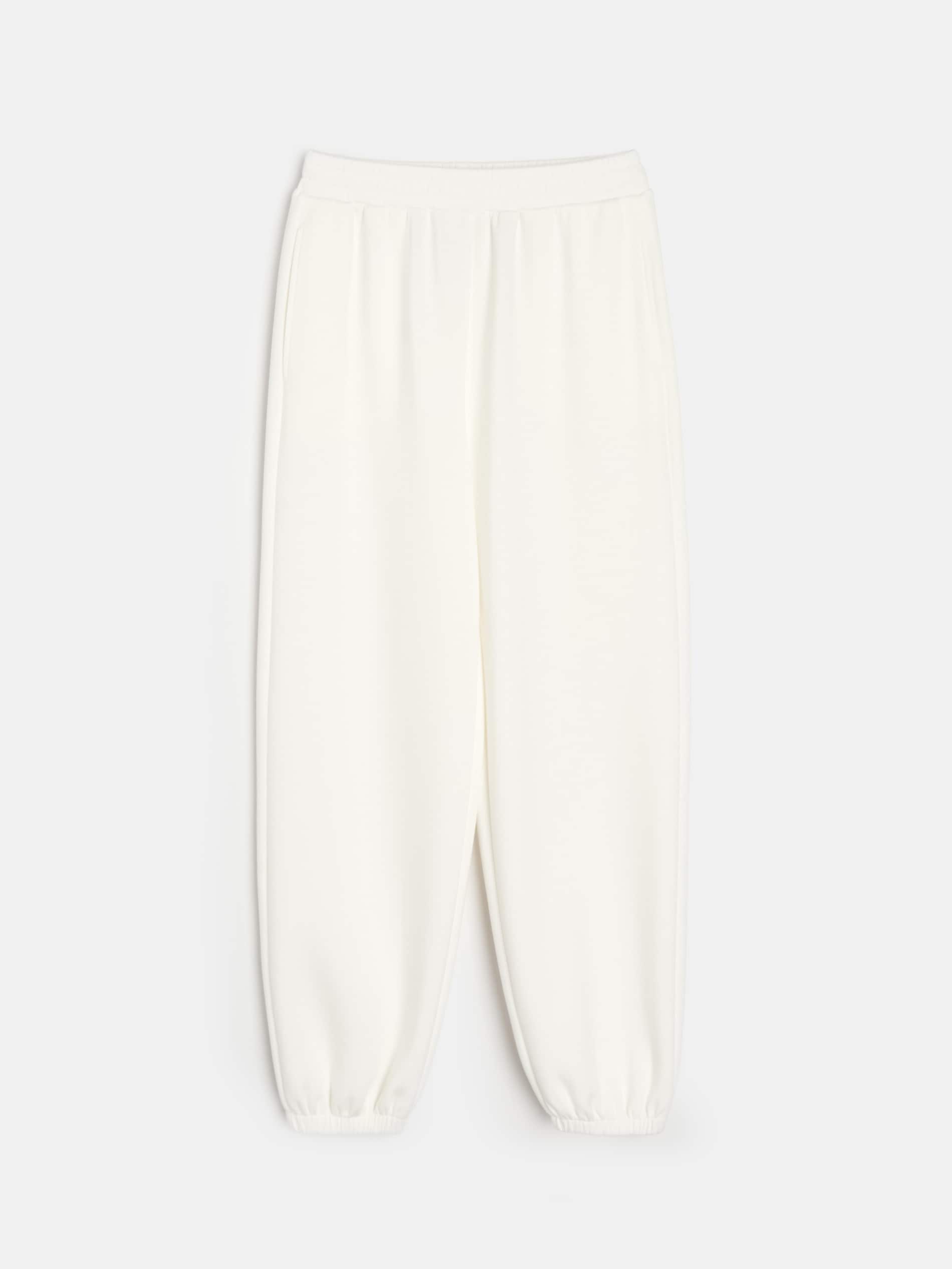 Sinsay - Spodnie dresowe jogger scuba z domieszką wiskozy - kremowy