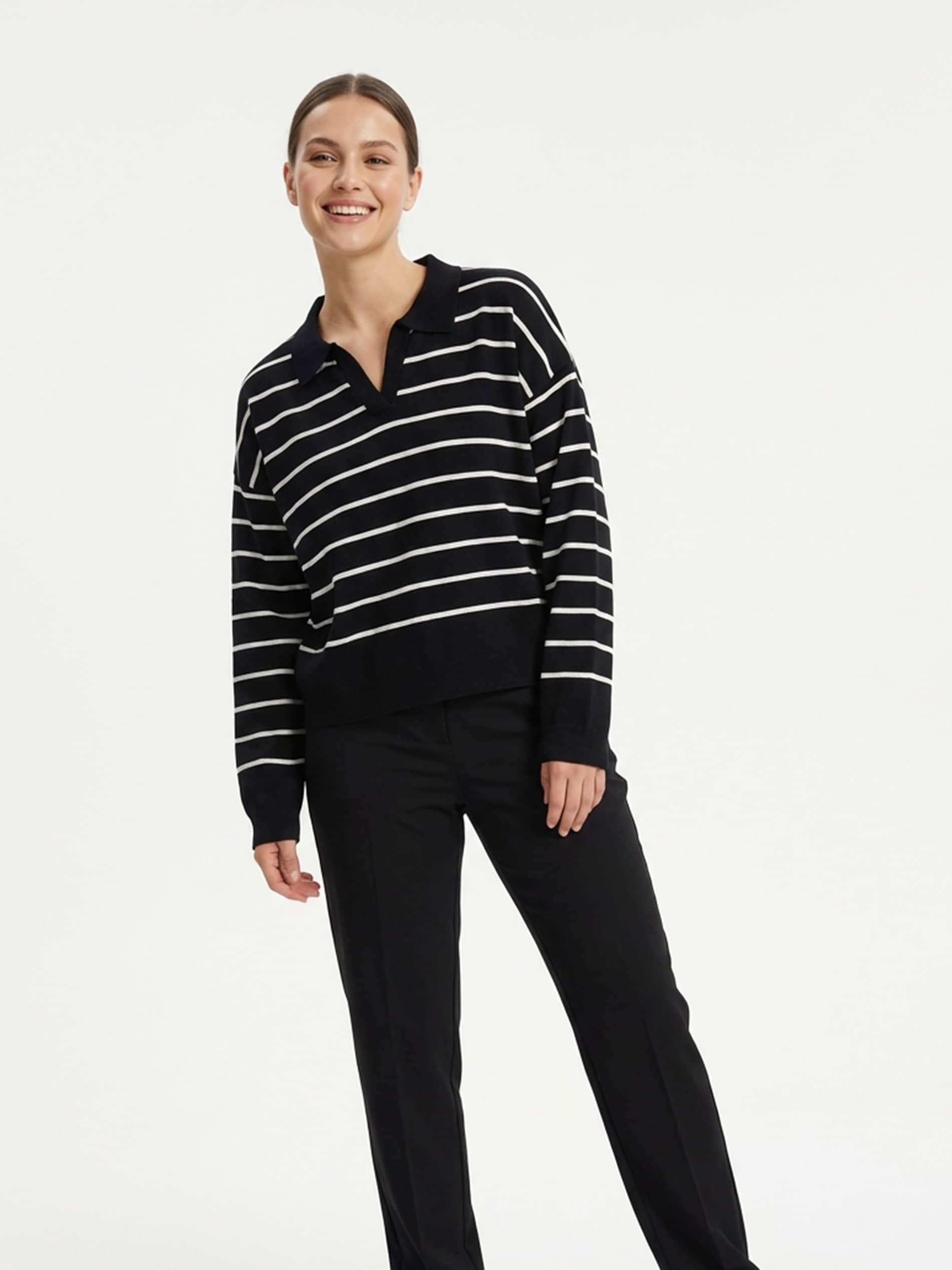 Sinsay - Sweter w paski z kołnierzykiem - czarny