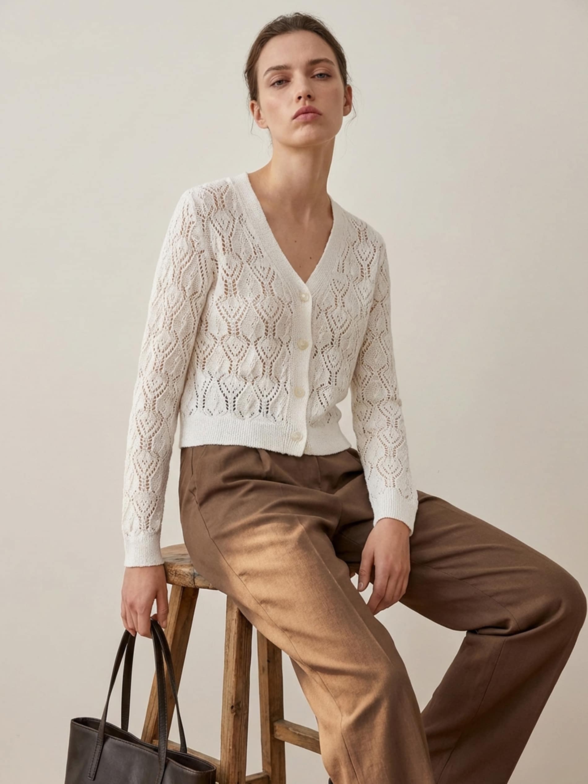 Sinsay - Ażurowy kardigan z dekoltem V zapinany na guziki - biały