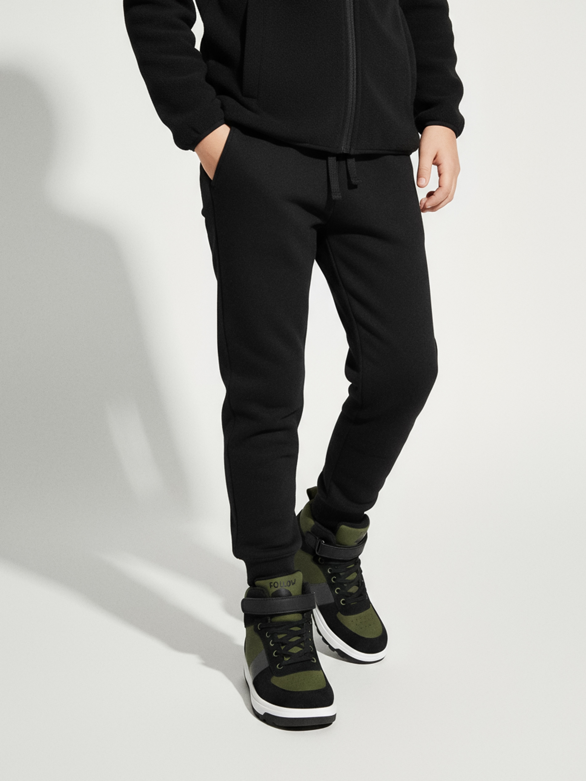 Sinsay - Ocieplane spodnie jogger - czarny