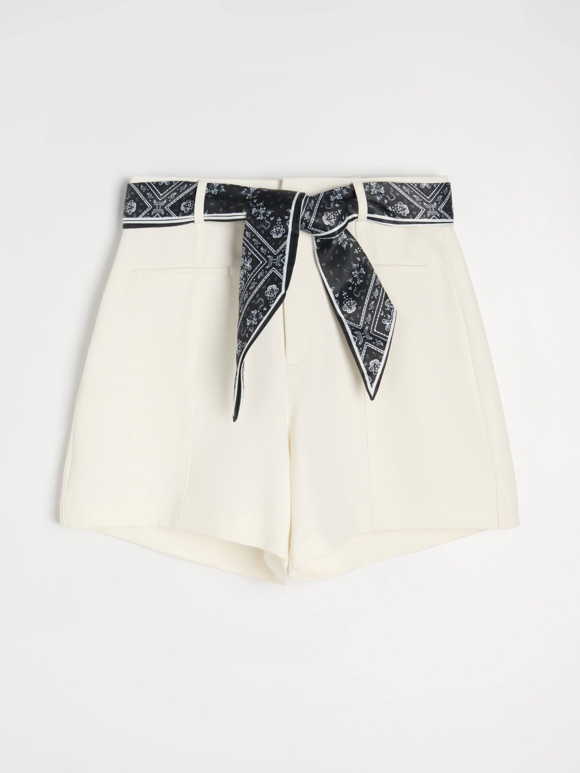 Sinsay - Eleganckie szorty z przeszytym kantem i paskiem - kremowy