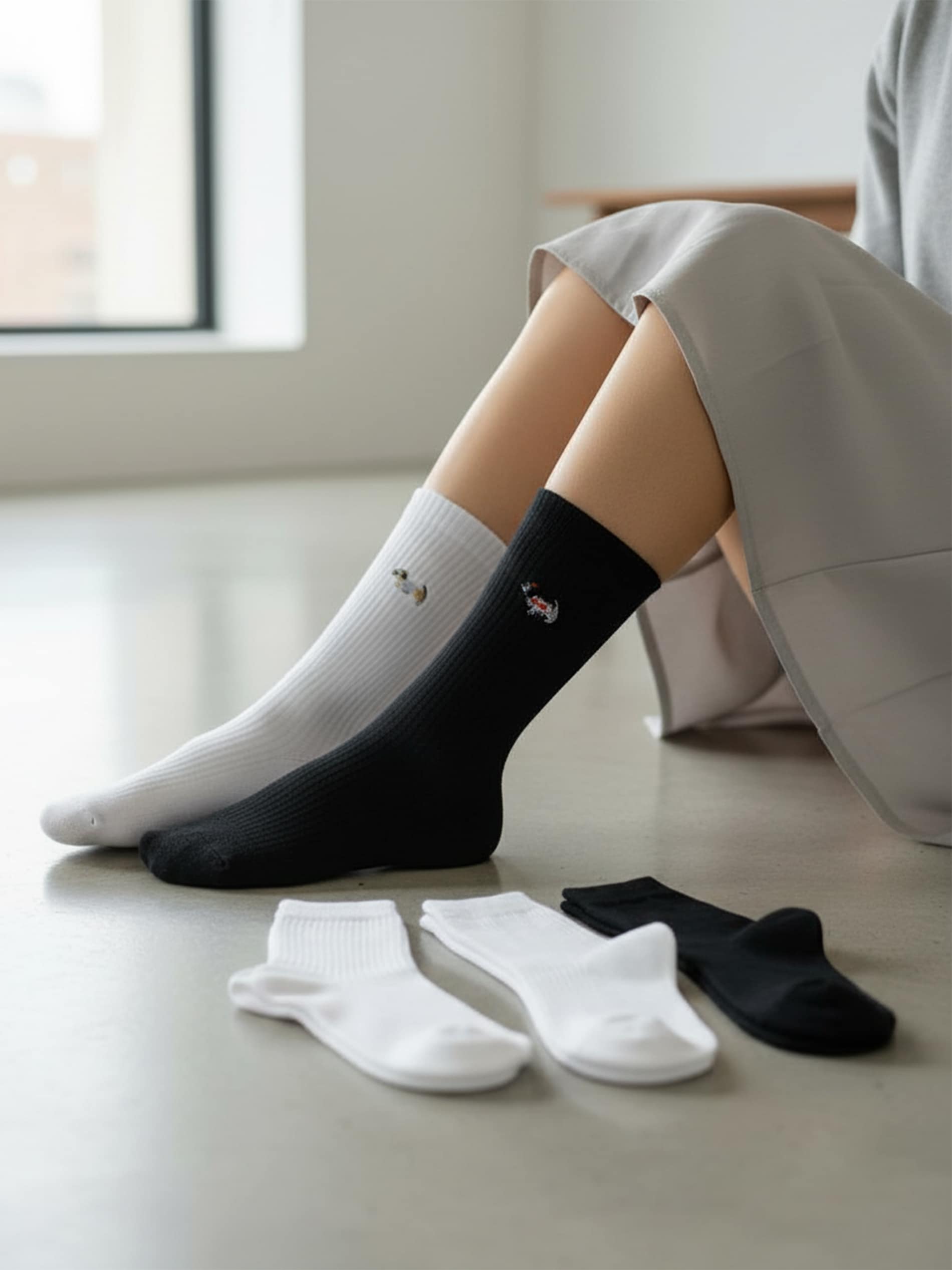 Sinsay - Zestaw prążkowanych skarpet z haftowanymi psami 5 pack - wielobarwny