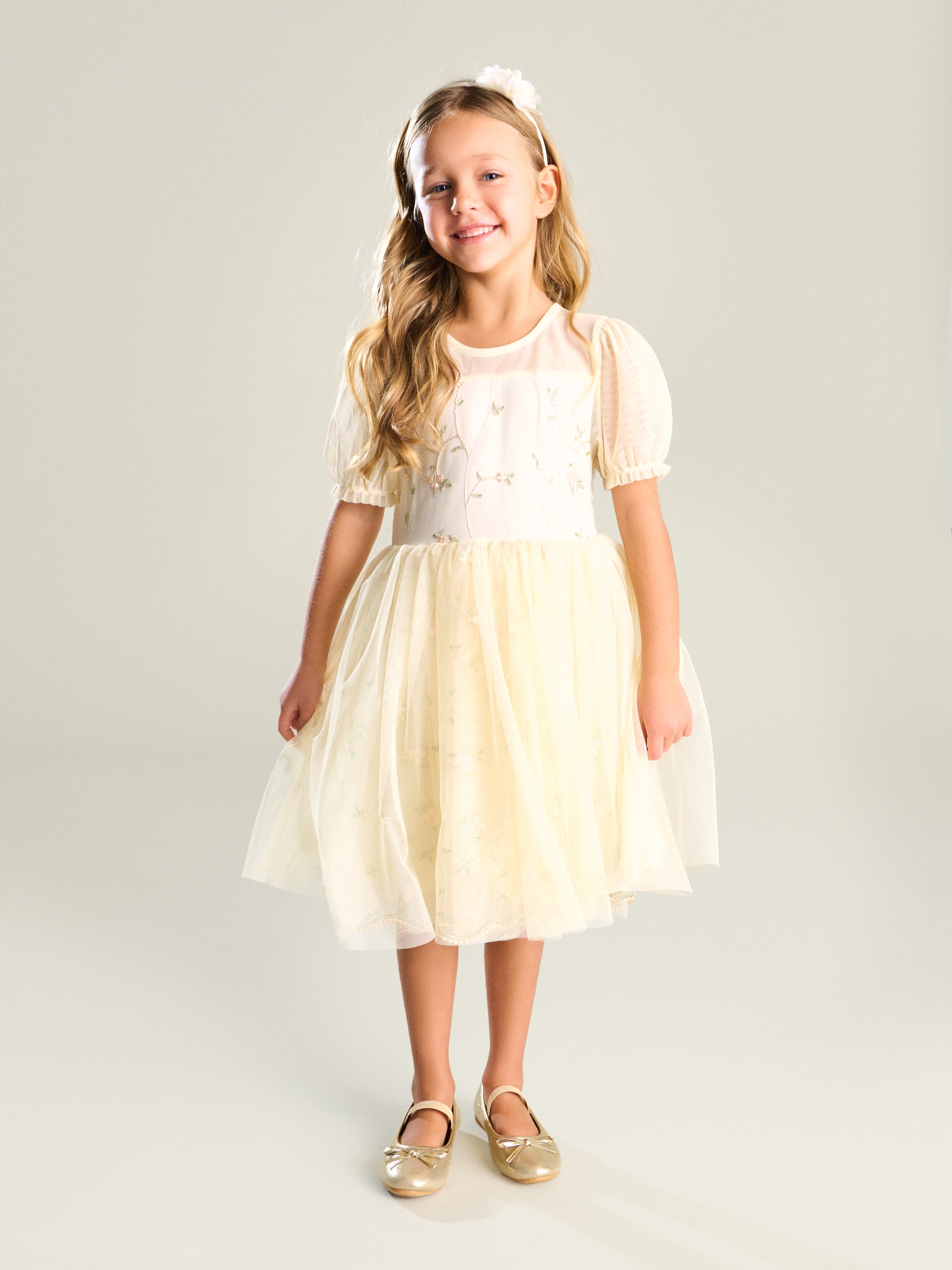 Sinsay - Tiulowa sukienka babydoll z haftowanym wzorem - beżowy