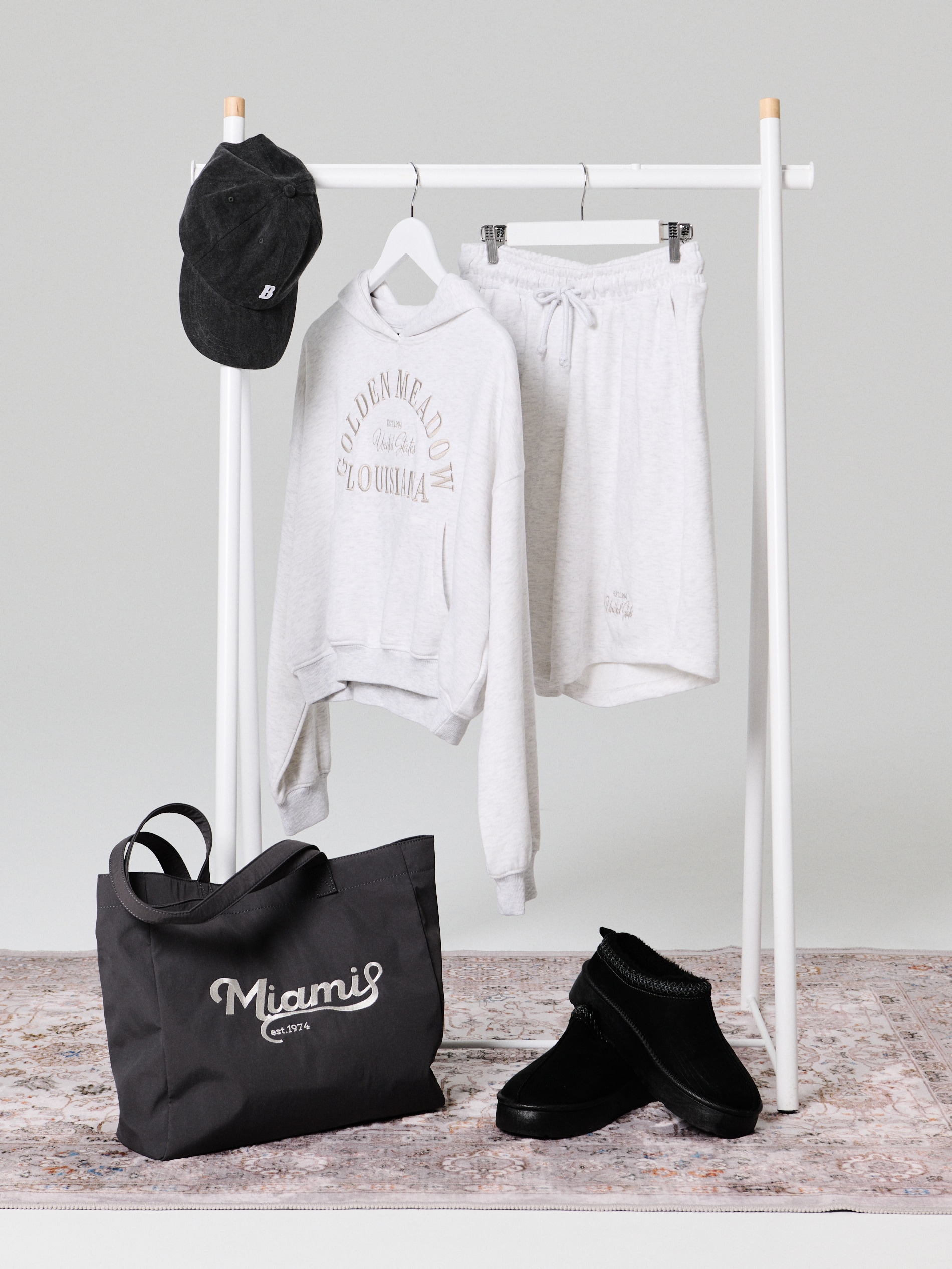 Sinsay - Bluza hoodie z haftowanym napisem - szary
