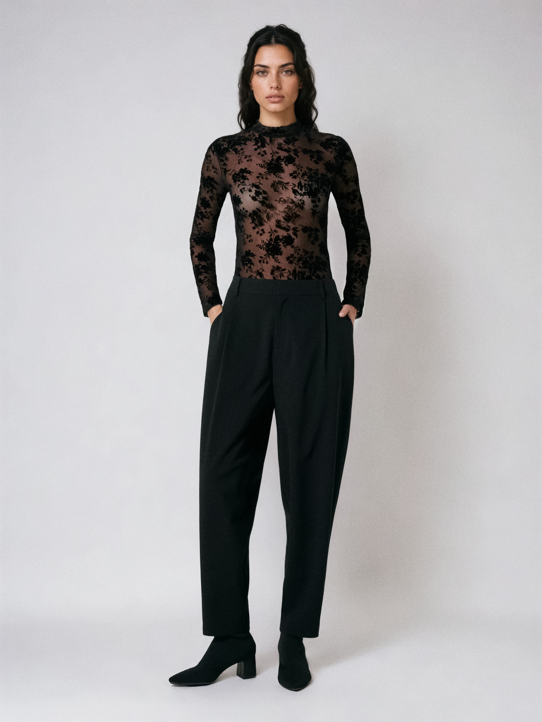 Sinsay - Spodnie materiałowe barrel z zakładkami - czarny