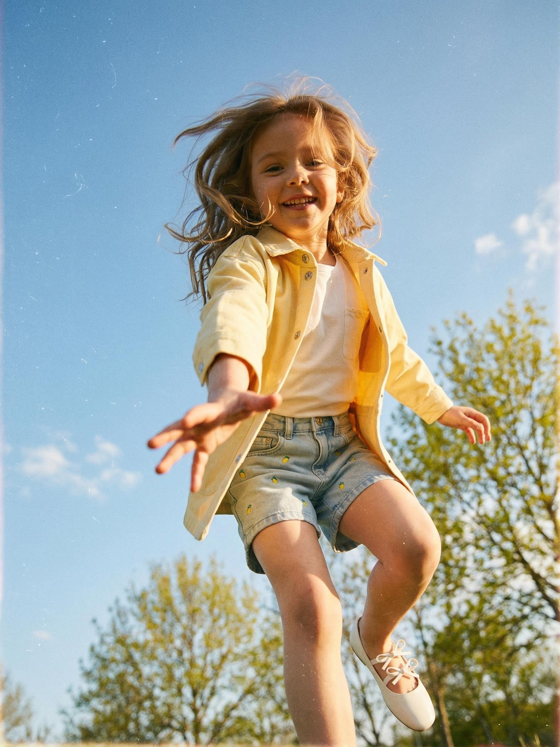 Sinsay - Szorty jeansowe z haftowanymi cytrynami - niebieski