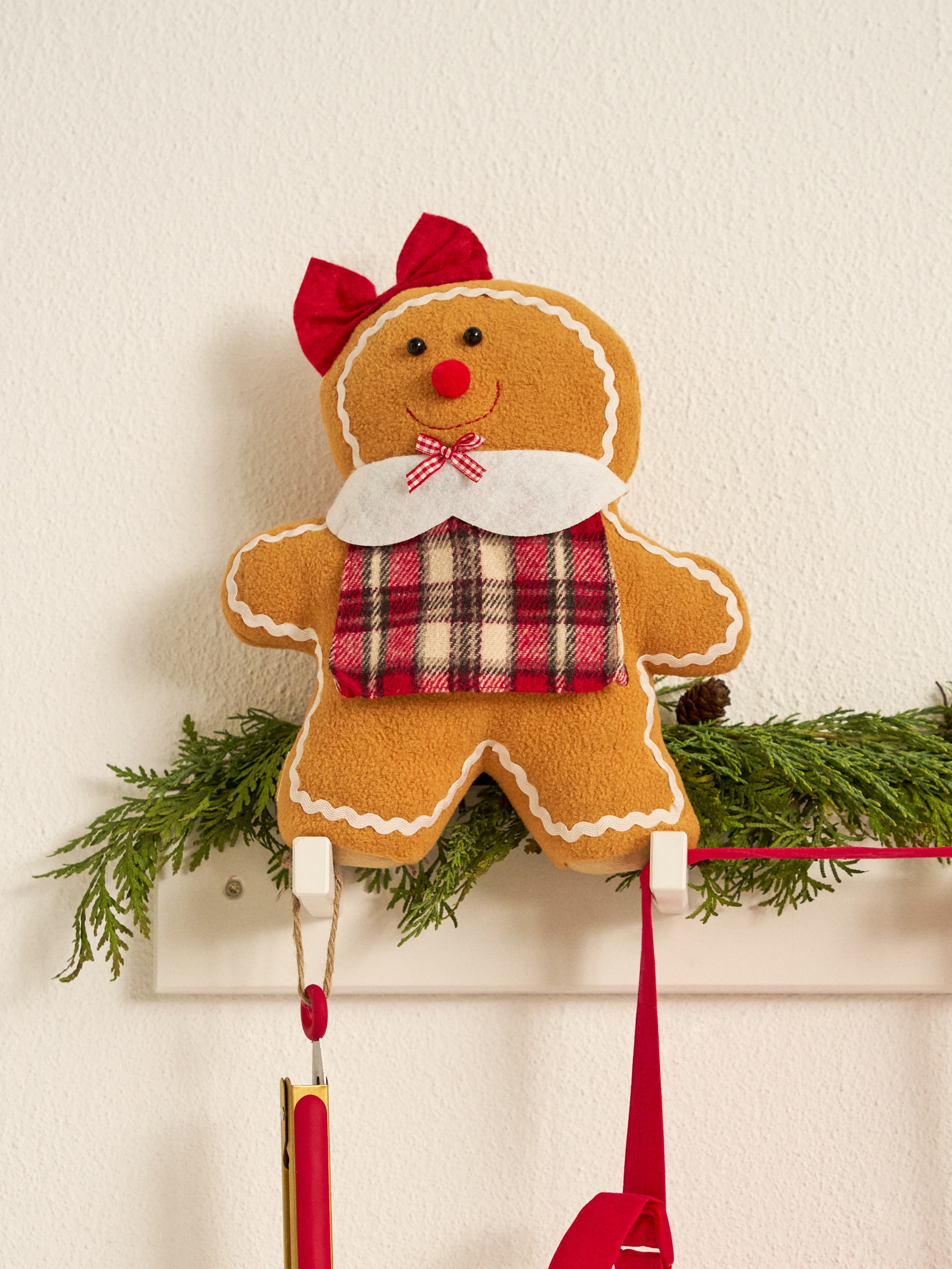 Sinsay - Χριστουγεννιάτικο διακοσμητικό σε σχήμα ανδρείκελου από μπισκότο τζίντζερ - κοκκινο φωτογραφία