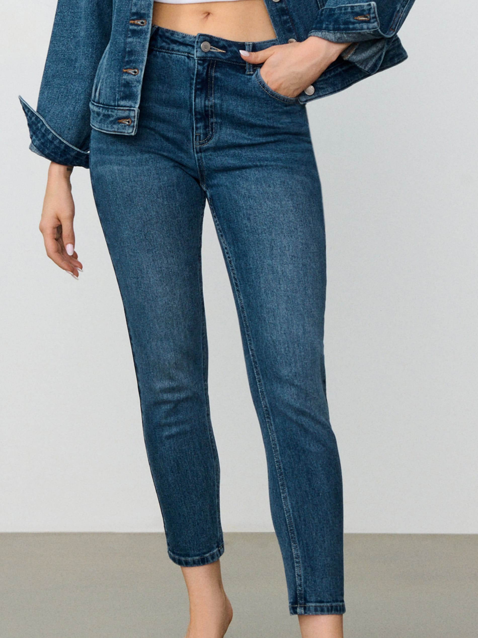 Sinsay - Spodnie jeansowe mom fit - niebieski