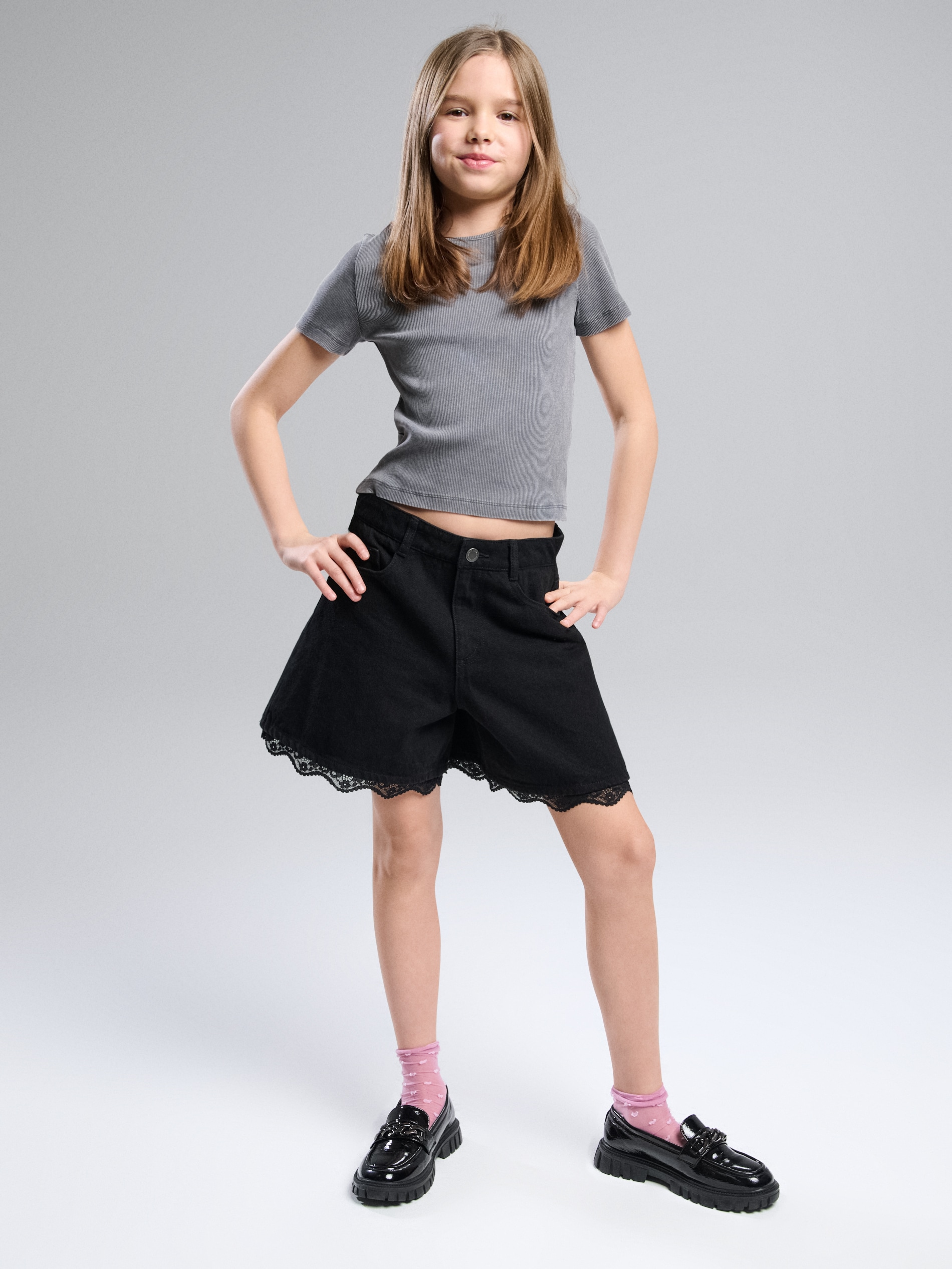 Sinsay - Bawełniane jeansy wykończone koronką - czarny