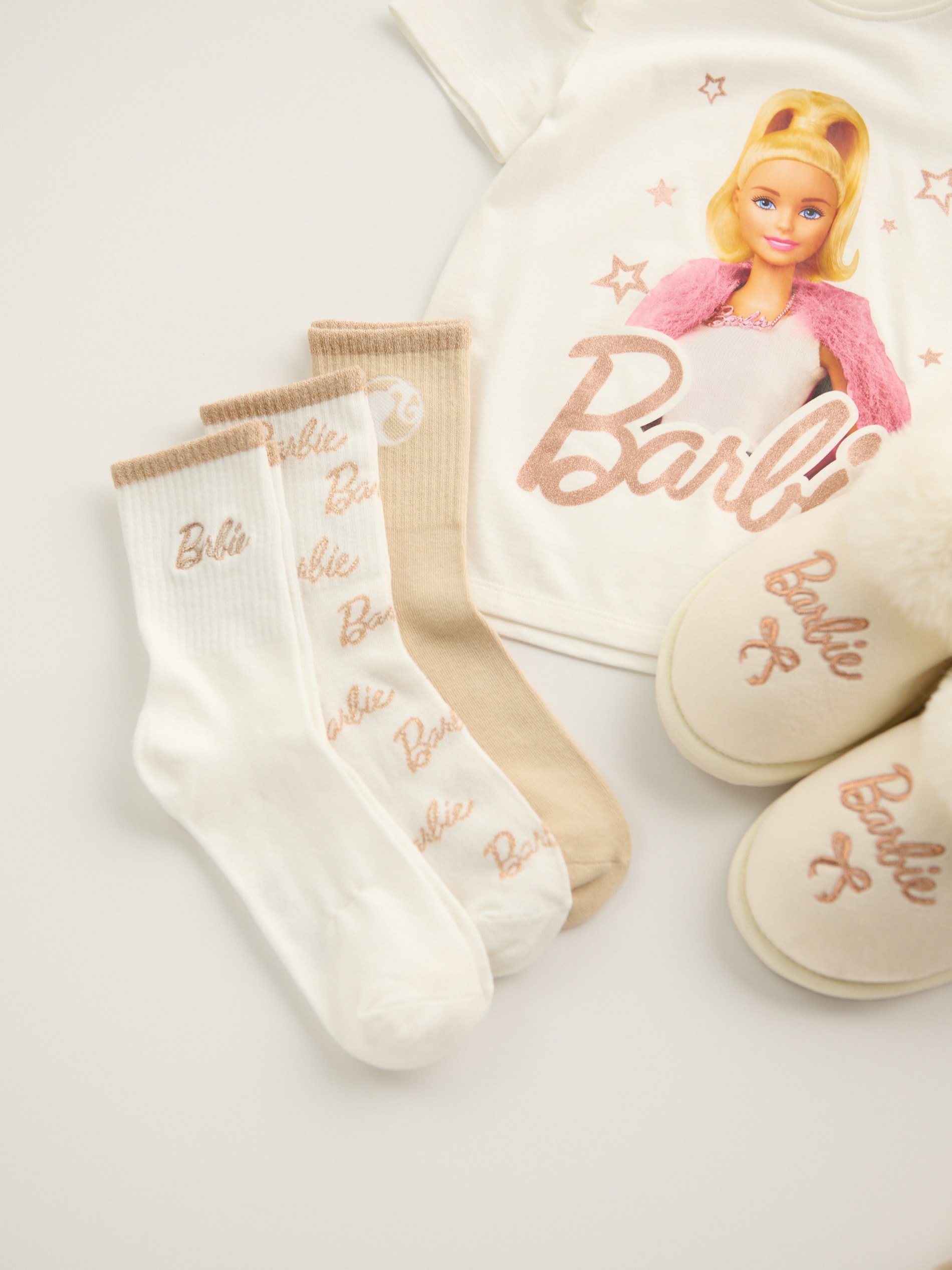 Sinsay - Παντόφλες με τεχνητό γούνινο Barbie - κρεμ φωτογραφία