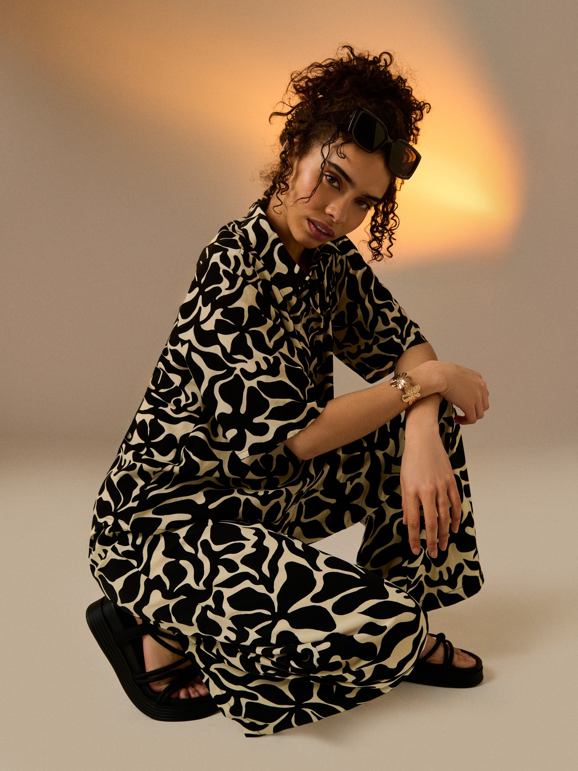 Sinsay - Wiskozowe spodnie wide leg z abstrakcyjnym wzorem - czarny