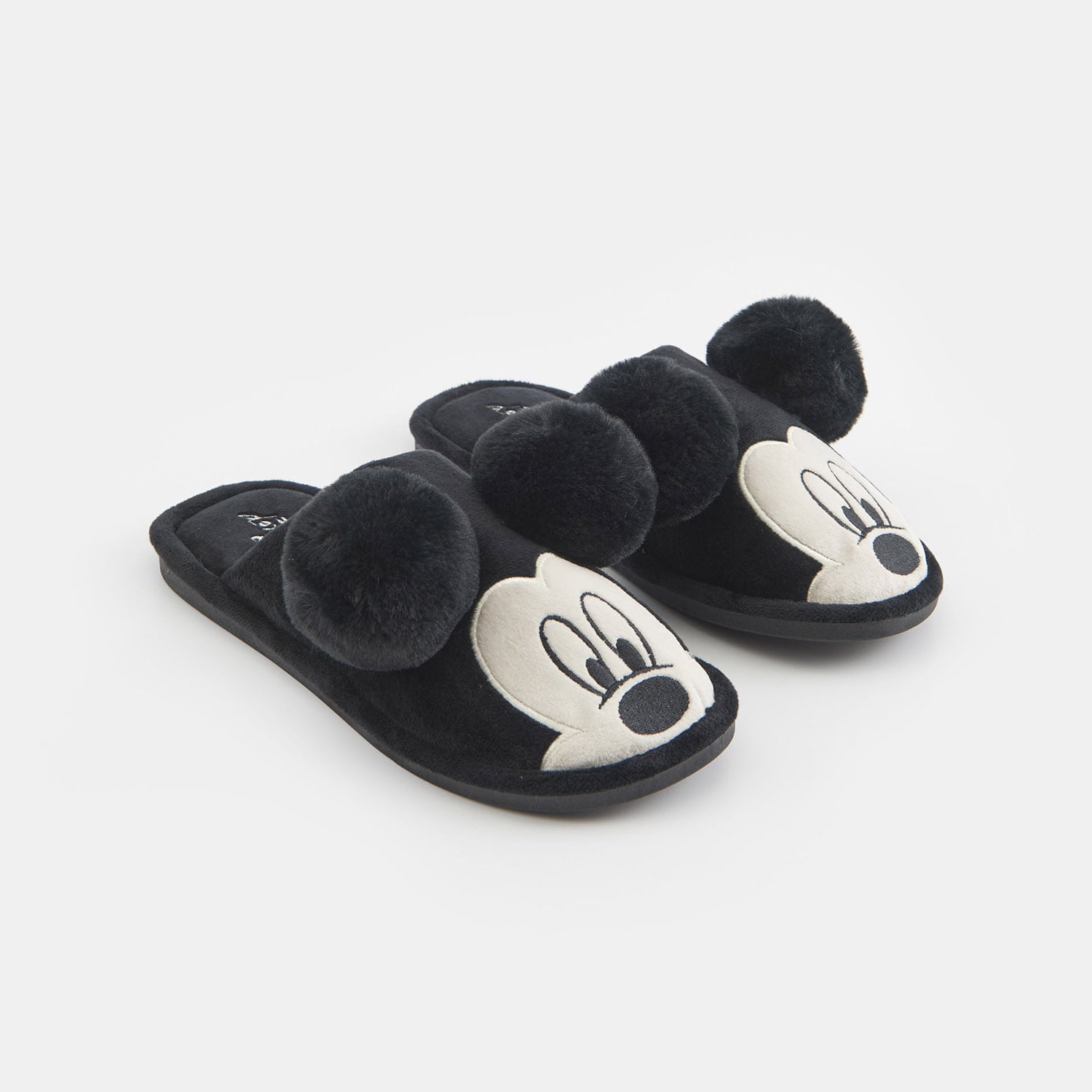 E-shop Sinsay - Papuče Mickey Mouse - Čierna