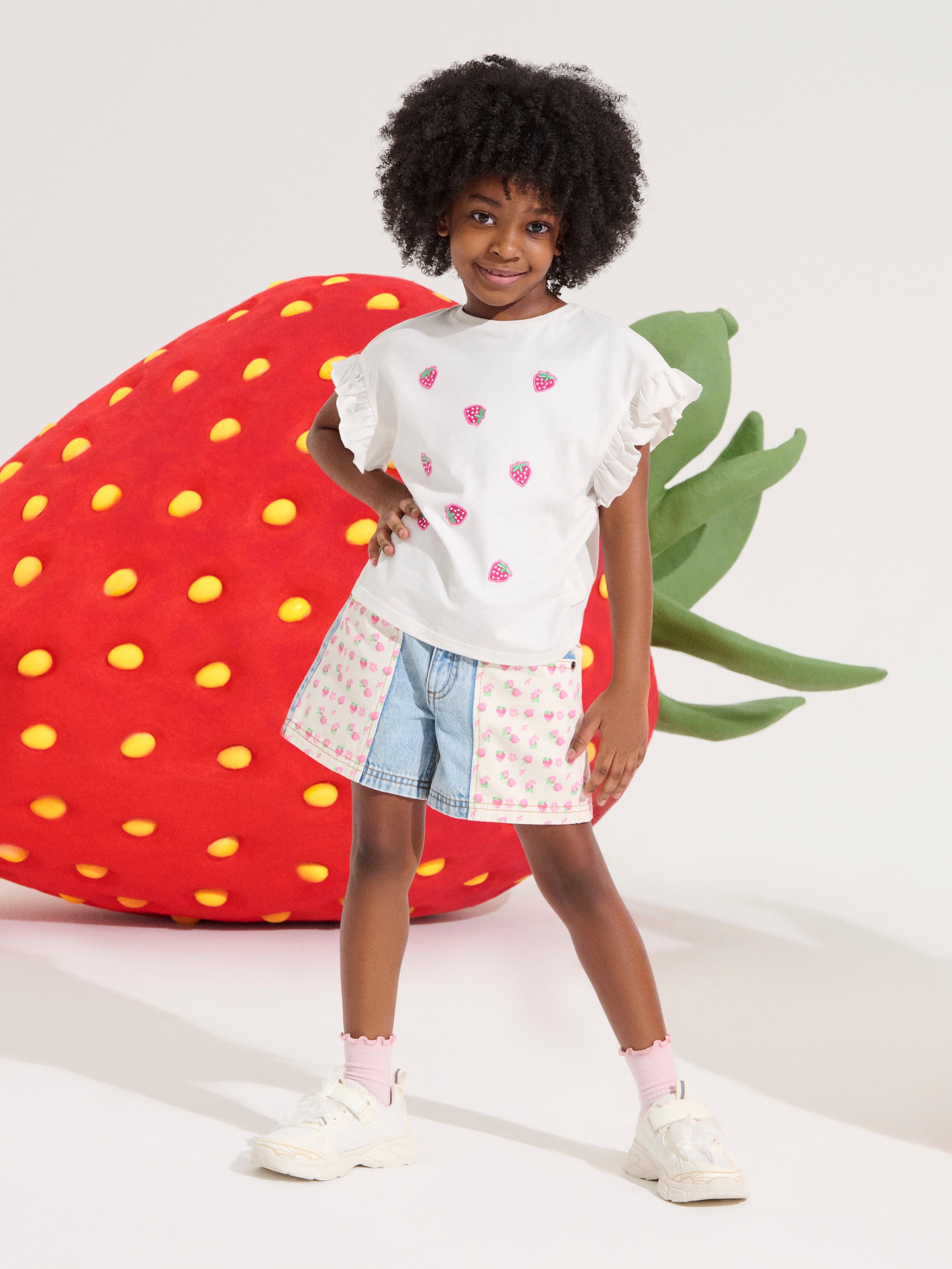 Sinsay - Szorty jeansowe z ozdobnymi naszywkami w truskawki - niebieski