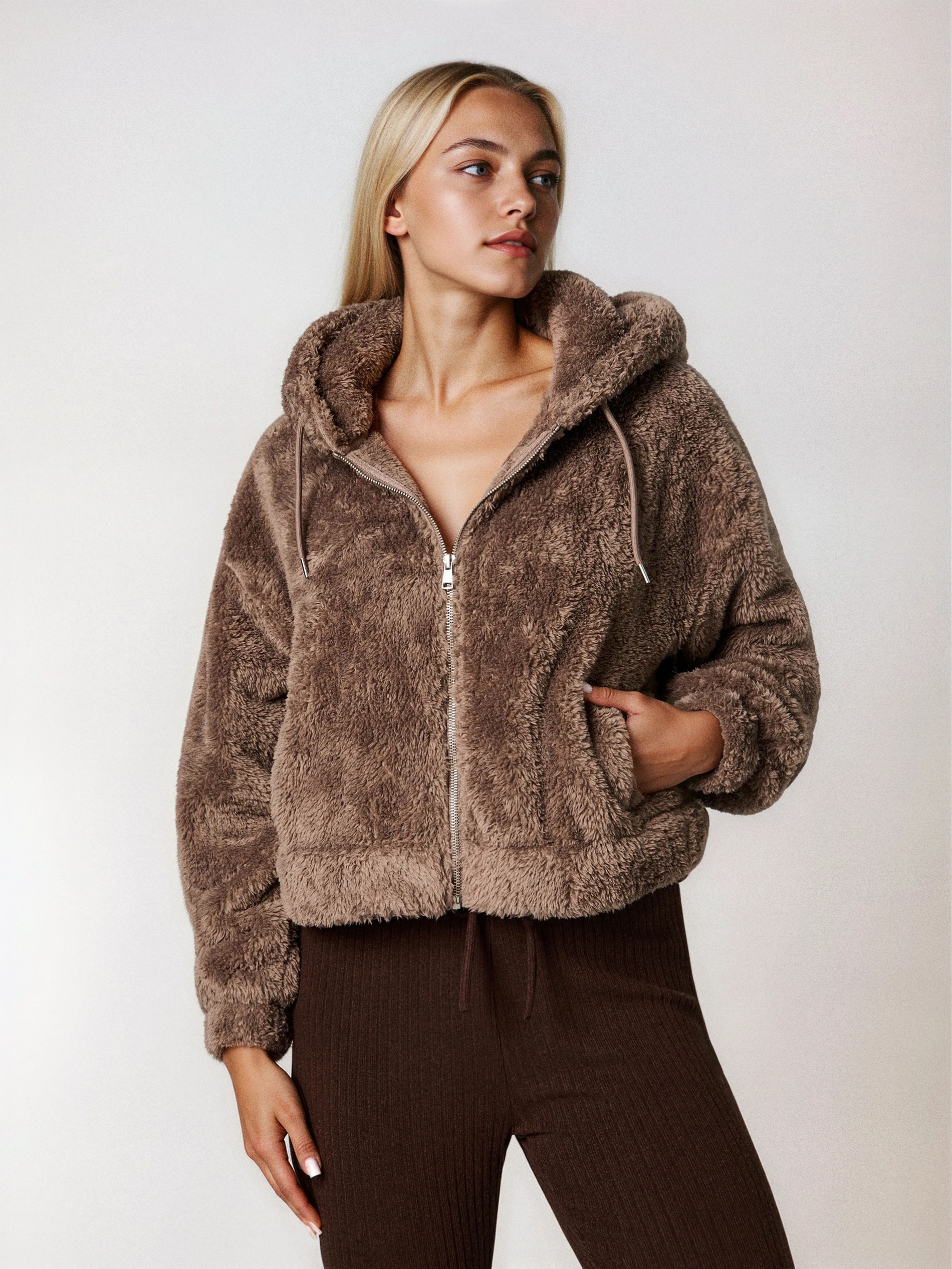 Sinsay - Μπουφάν με φερμουάρ από συνθετική γούνα - θαμπο καφε φωτογραφία