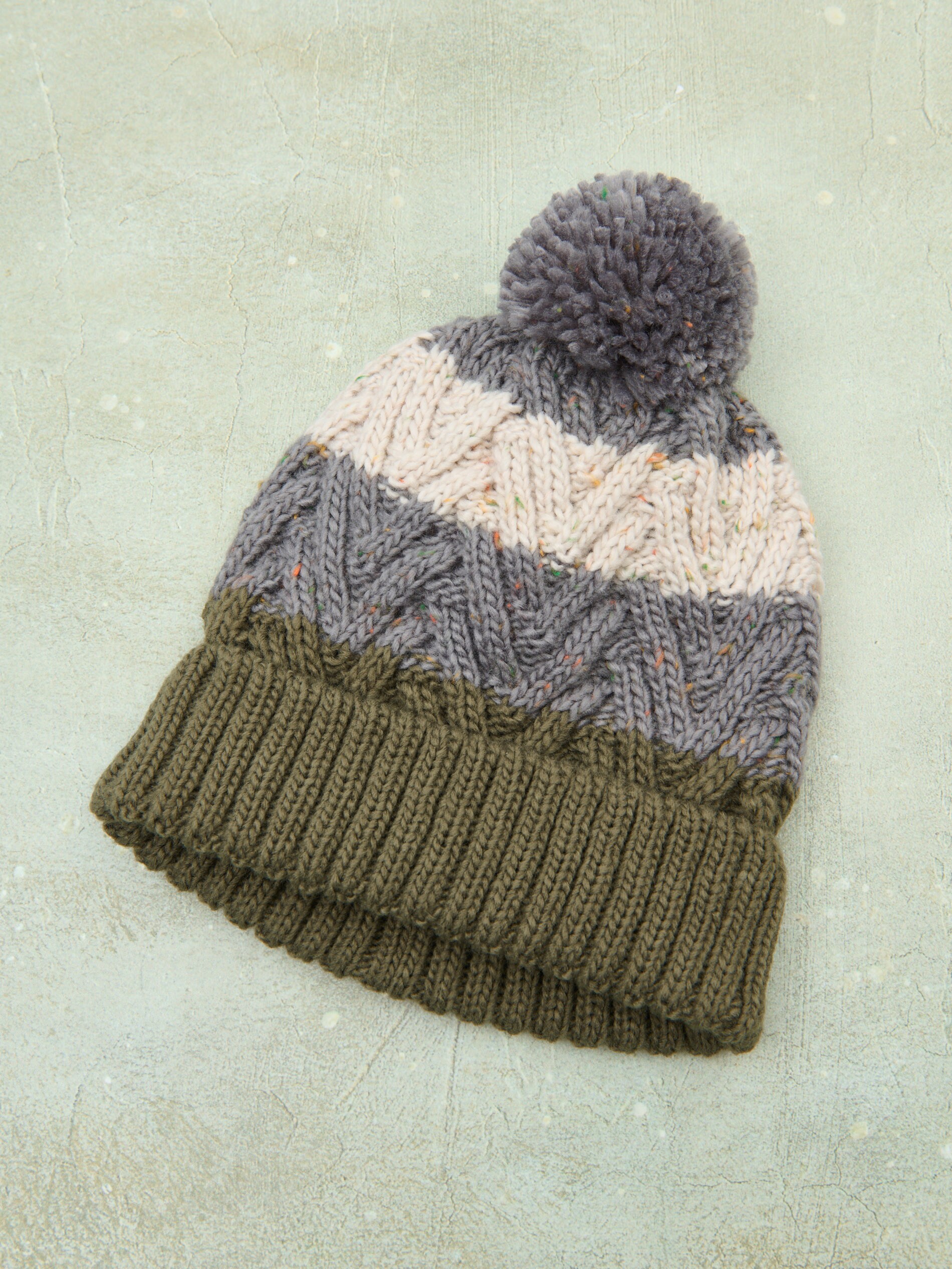 Sinsay - Σκουφάκι με φουντίτσες Beetlejuice - χακί φωτογραφία