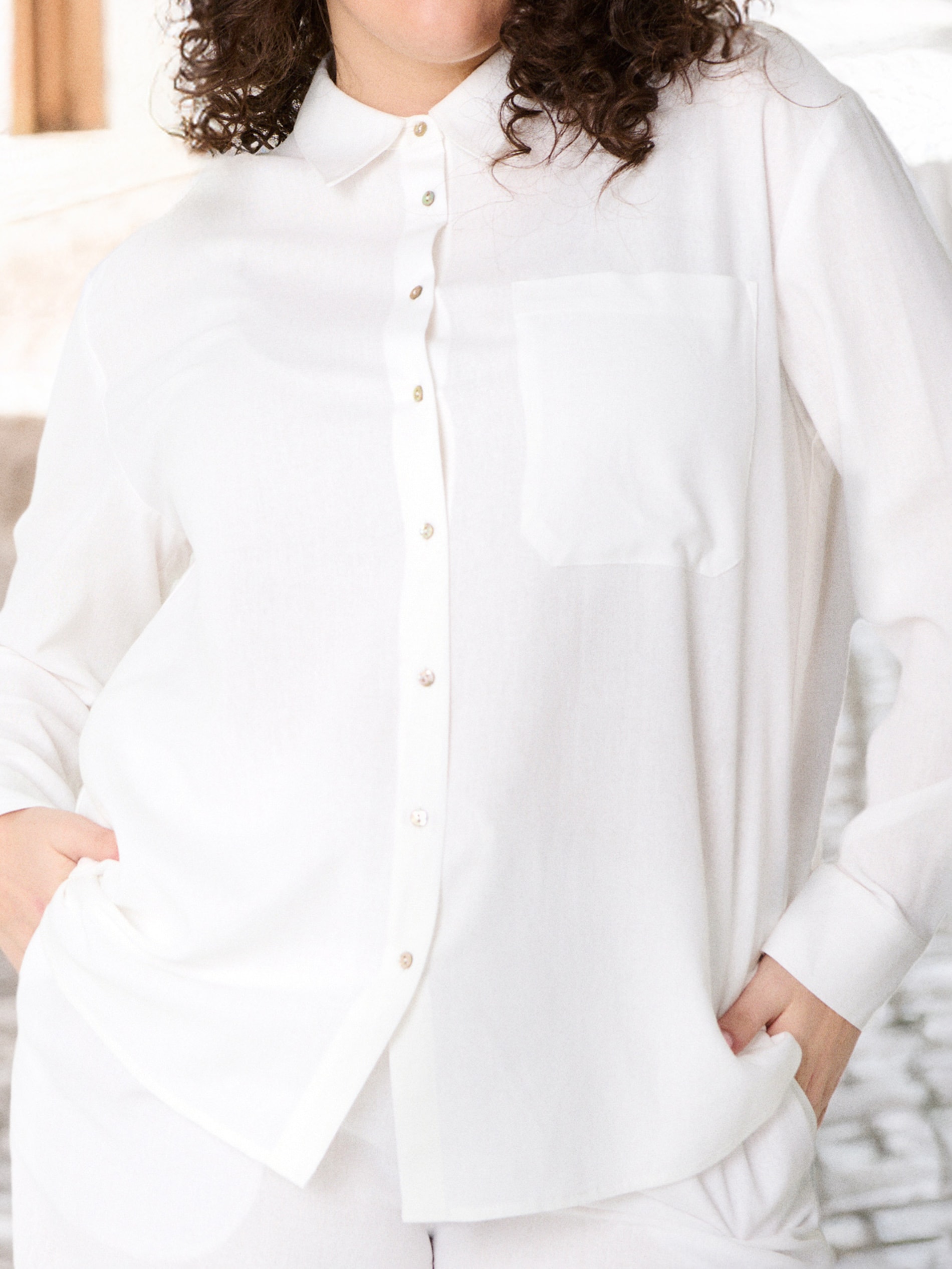 Sinsay - Koszula z domieszką lnu PLUS SIZE - kremowy