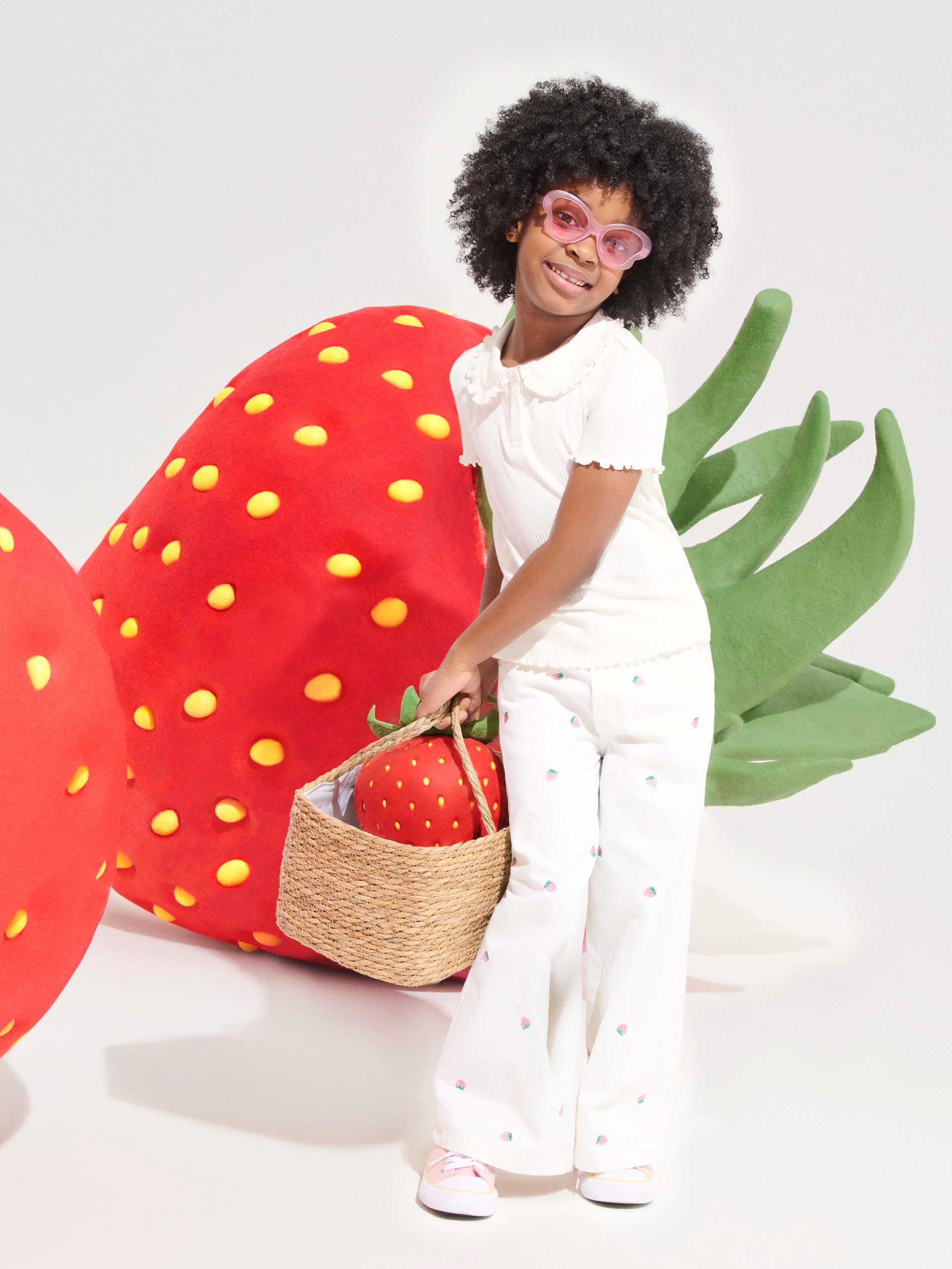 Sinsay - Jeansy wide leg z haftowanymi truskawkami - beżowy