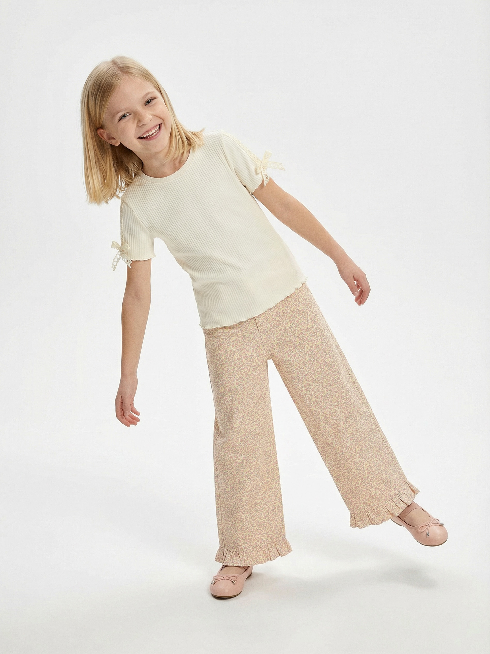 Sinsay - Jeansy wide leg z ozdobną falbanką - wielobarwny