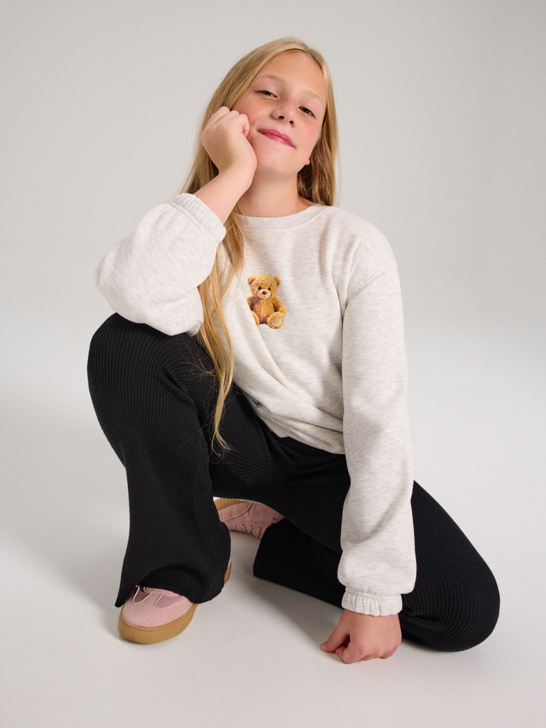 Sinsay - Prążkowane spodnie flare - czarny