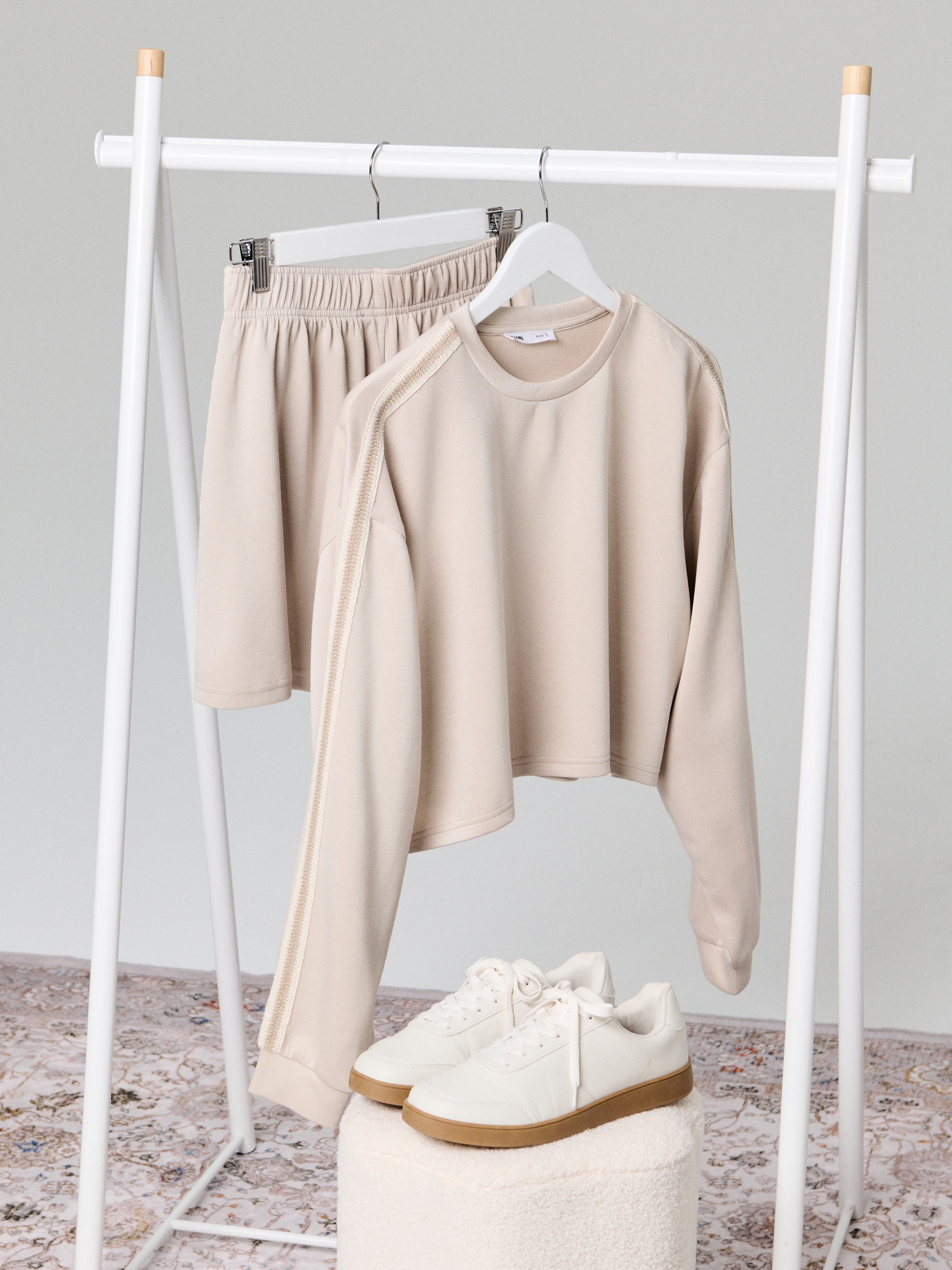 Sinsay - Bluza z dekoracyjnymi lampasami soft touch - beżowy