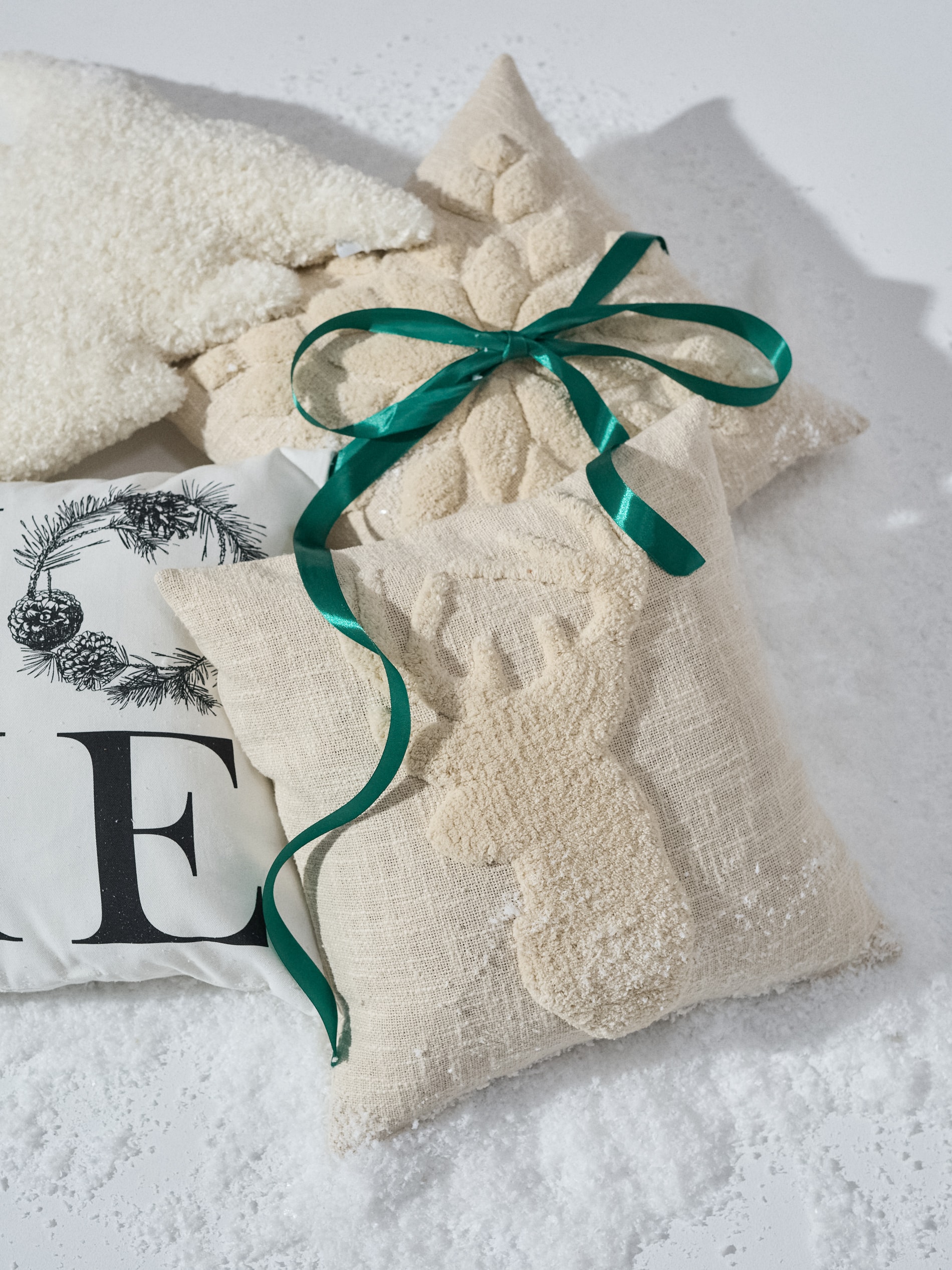 Sinsay - Μαξιλαροθήκη με σχέδιο από ταράνδο - κρεμ φωτογραφία