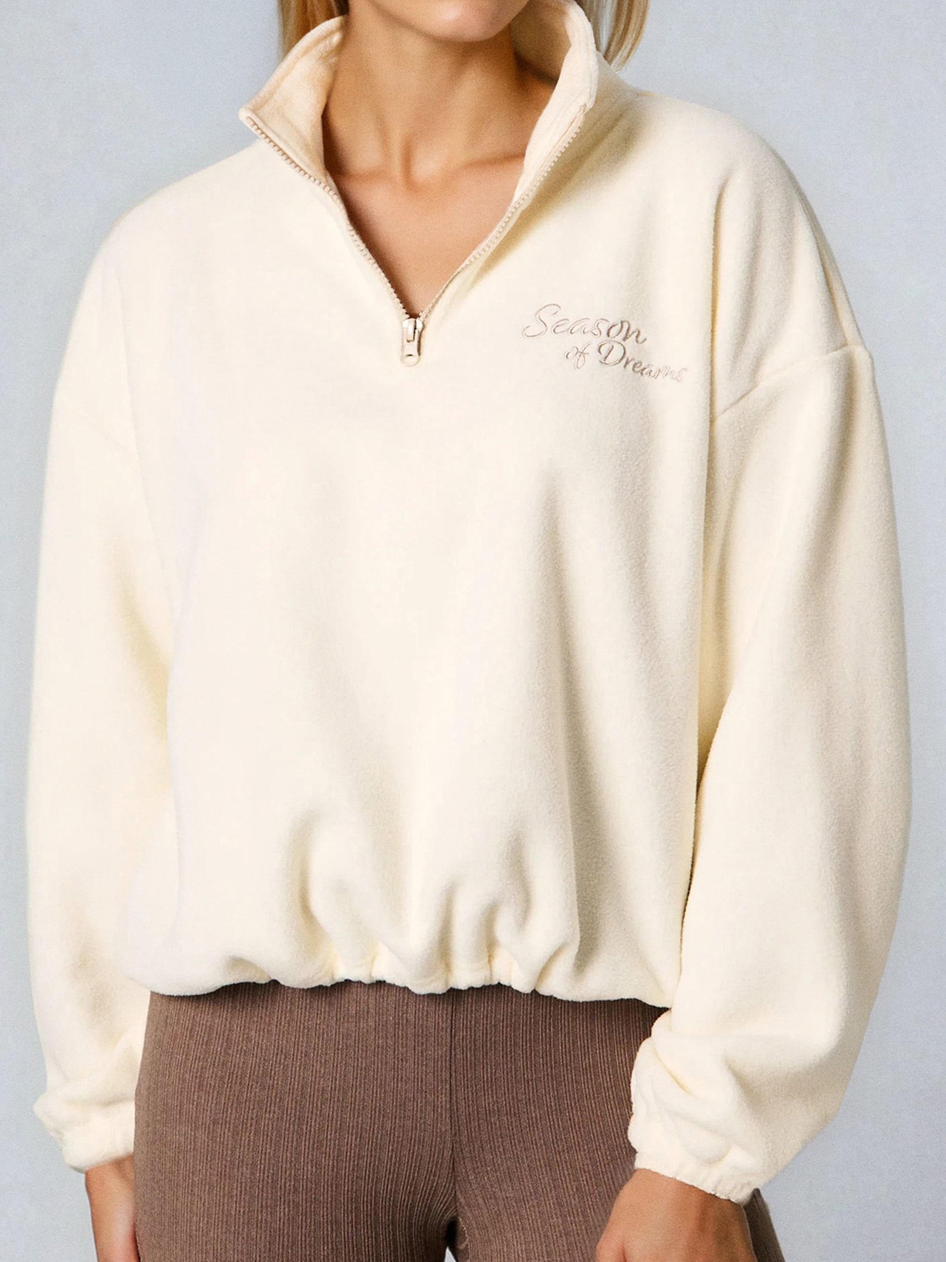 Sinsay - Φλις μπλούζα με κοντό φερμουάρ και ρυθμιζόμενο τελείωμα με στοπ - κρεμ φωτογραφία