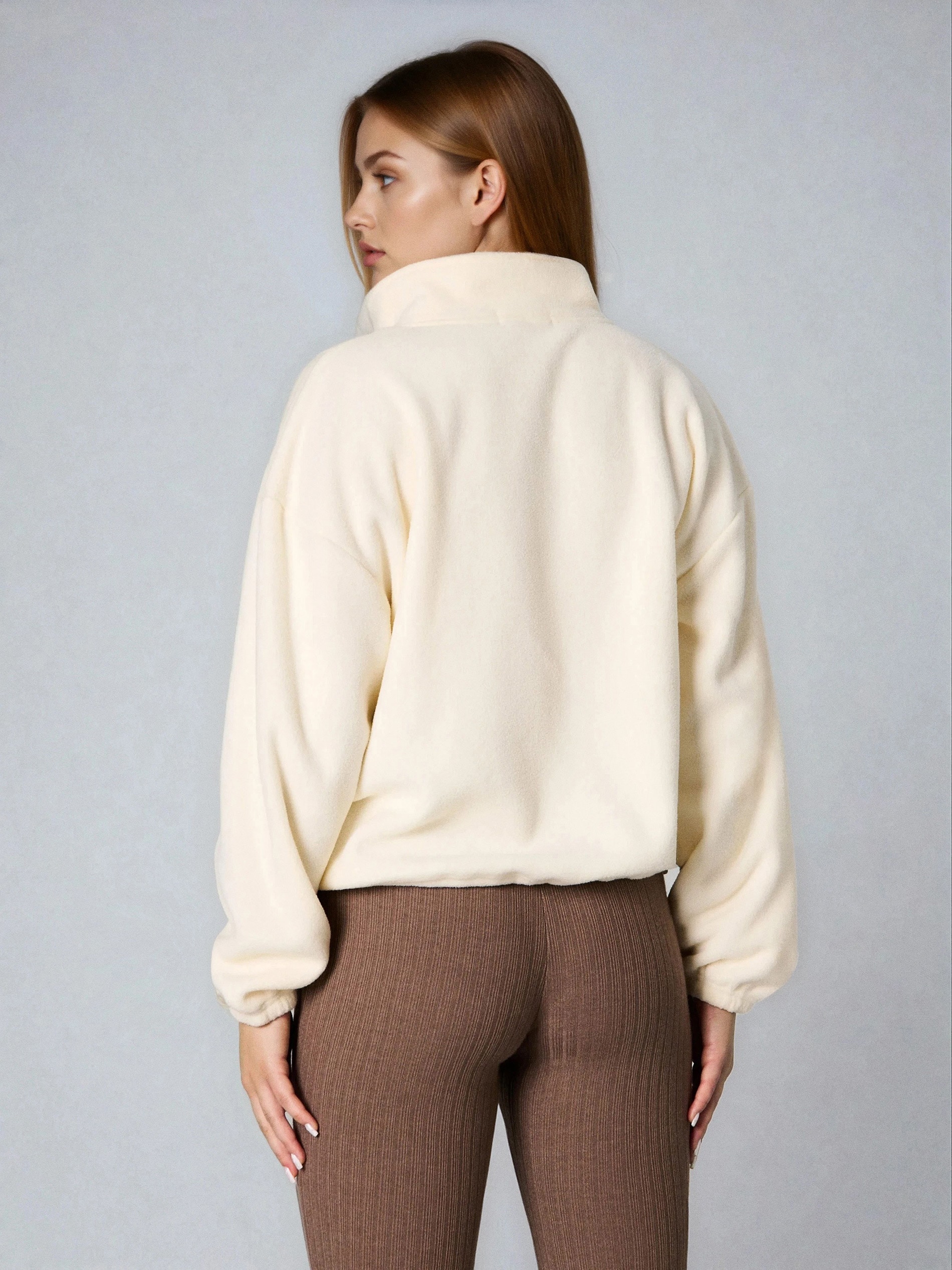 Sinsay - Φλις μπλούζα με κοντό φερμουάρ και ρυθμιζόμενο τελείωμα με στοπ - κρεμ φωτογραφία