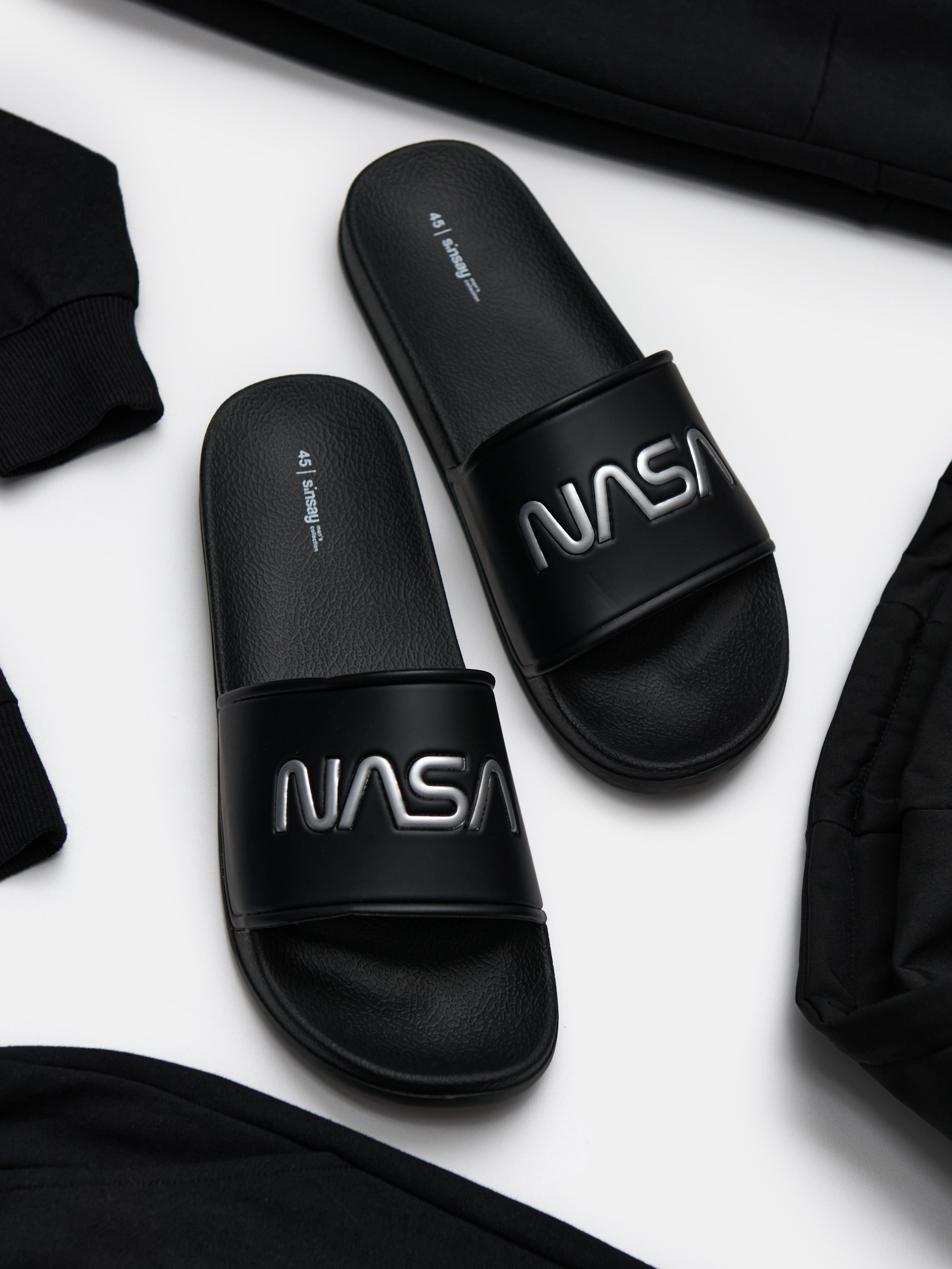 Sinsay - Σαγιονάρες NASA - μαυρο φωτογραφία