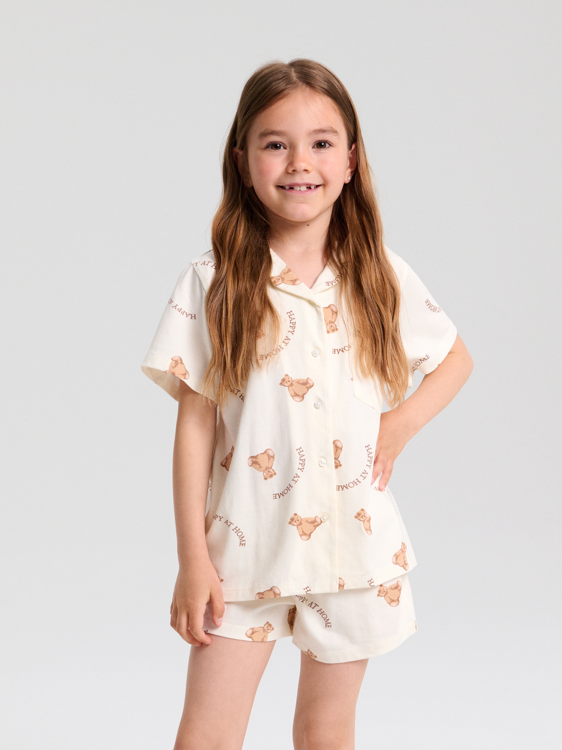 Sinsay - Piżama dwuczęściowa zapinana na guziki z motywem misia - kremowy