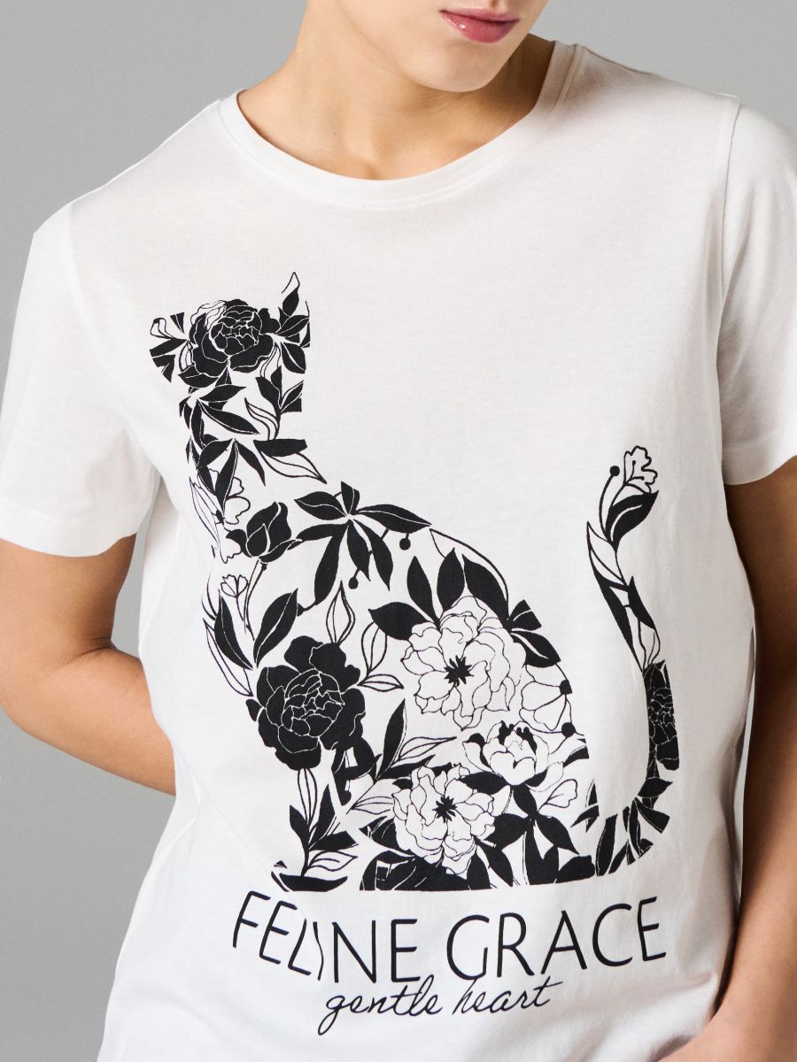 T-shirt in cotone con stampa - panna - SINSAY
