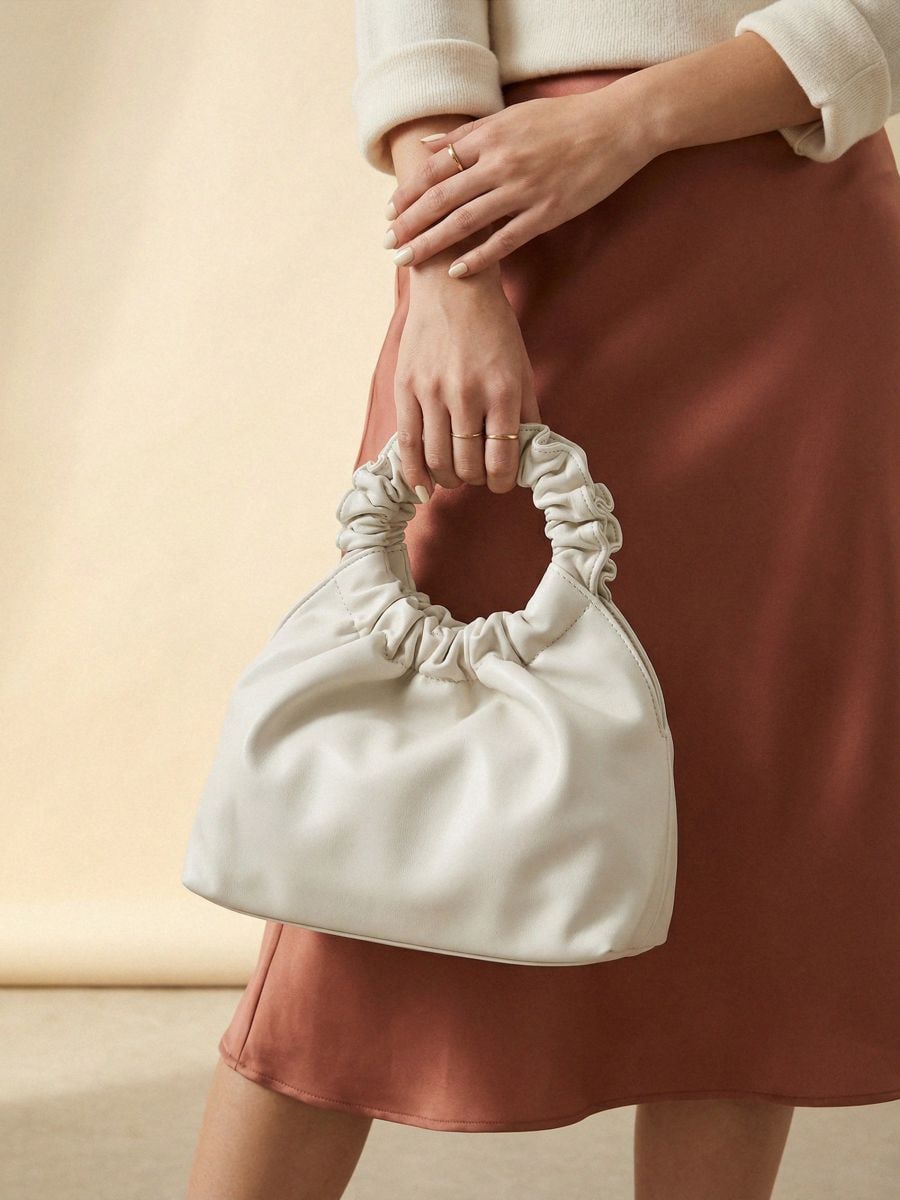 Kis táska levehető lánccal és díszített fogantyúval - krémszínű - SINSAY