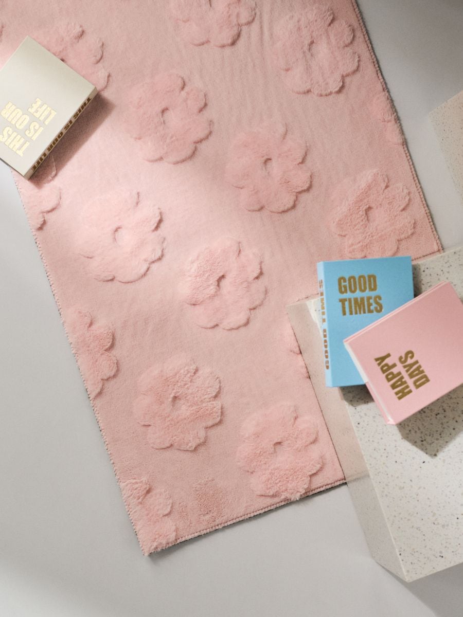 Vaip embosseeritud lillemustriga - pastellroosa - SINSAY