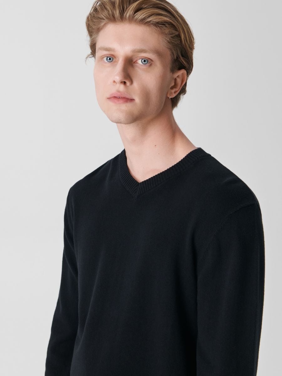 Sweter z dekoltem w serek - czarny - SINSAY